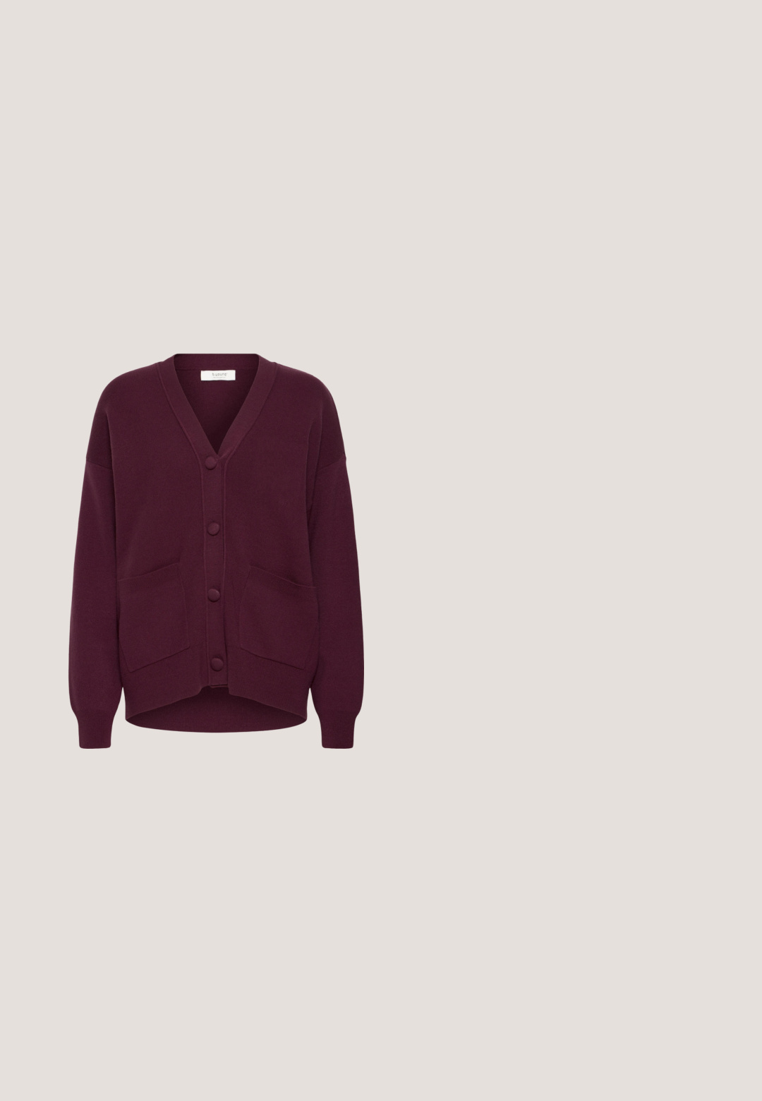 Donkerpaarse cardigan met knopen, V-hals, lange mouwen, twee voorzakken en geribde boorden en zoom.; Getailleerd damesoverhemd met korte mouwen in effen donkerrood met een brede ronde halslijn.; Geverfde broek in beige, rood en marineblauw. Ruime snit met een op maat gemaakte taille en plooien, voorzien van een gestructureerde stofafwerking.; Bordeaux lakleren slingback pump met spitse neus en een gebogen hak van middelhoogte, vastgemaakt met een kleine zilveren gesp.; Donkerbruine leren schoudertas met een smalle riem en zilveren merklogo gecentreerd aan de voorkant.; Bordeaux rood gevoerde haarband met een lichte bloemenprint en een zwarte binnenvoering, afgebeeld op een witte achtergrond.