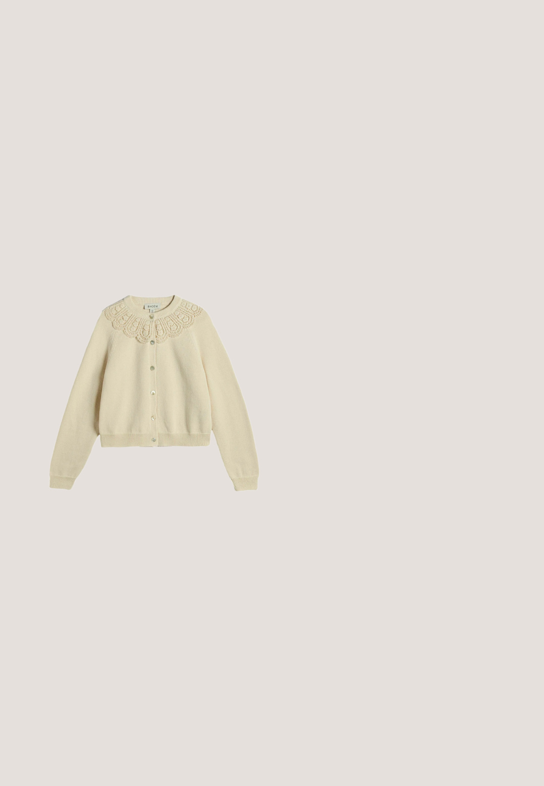 Flødefarvet cardigan med lange ærmer, knaplukning foran og indviklet blondeudsmykning omkring halsudskæringen.; Hvid blomsterkjole med pink rosetter, smocket liv, skulderfri puffærmer og en svævende silhuet.; Brune ruskind ankelstøvler med spidse tæer, pyntesyninger og en kort stablet hæl. Sidestræk for nem påtagning.; Brun vævet læder crossover taske med lynlåslukning, rund form og en flettet skulderrem. Har en lille, rektangulær logoplade.; Guld kædedyse med fem hængende vedhæng: to sneglehuse og tre hvide perler, med glat tekstur og intrikate detaljer.; Flettet brun læderbælte med en rund spændelukning og gylden spænde, vist sammenrullet på en hvid baggrund.