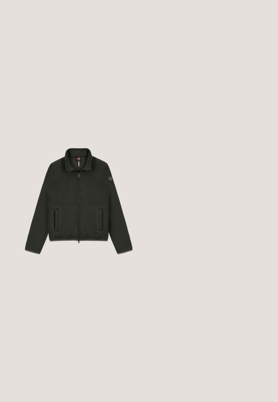 Chaqueta de cremallera verde oscuro con textura acanalada, cuello alto, dos bolsillos laterales y un logotipo en la manga izquierda.; Chaleco sin mangas acolchado negro con un alto cuello, cremallera frontal y dos bolsillos laterales. La textura es suave con un patrón acolchado.; Camisa de manga larga negra hecha de tela suave con cuello redondo, que presenta un dobladillo sin acabar y un sutil acento de logo en el lado inferior.; Pantalones jogger de punto acanalado negros con cinturilla elástica, cordón, perneras estrechas y bolsillos delanteros con cremallera sobre fondo blanco.; Las zapatillas de ante negro cuentan con una parte superior texturizada, rayas grises y un logotipo dorado. Suela de goma con una forma atlética clásica.; Bolso de viaje negro con tela texturizada y acentos de cuero suave. Cuenta con asas dobles y un compartimento con cremallera para un acceso fácil.