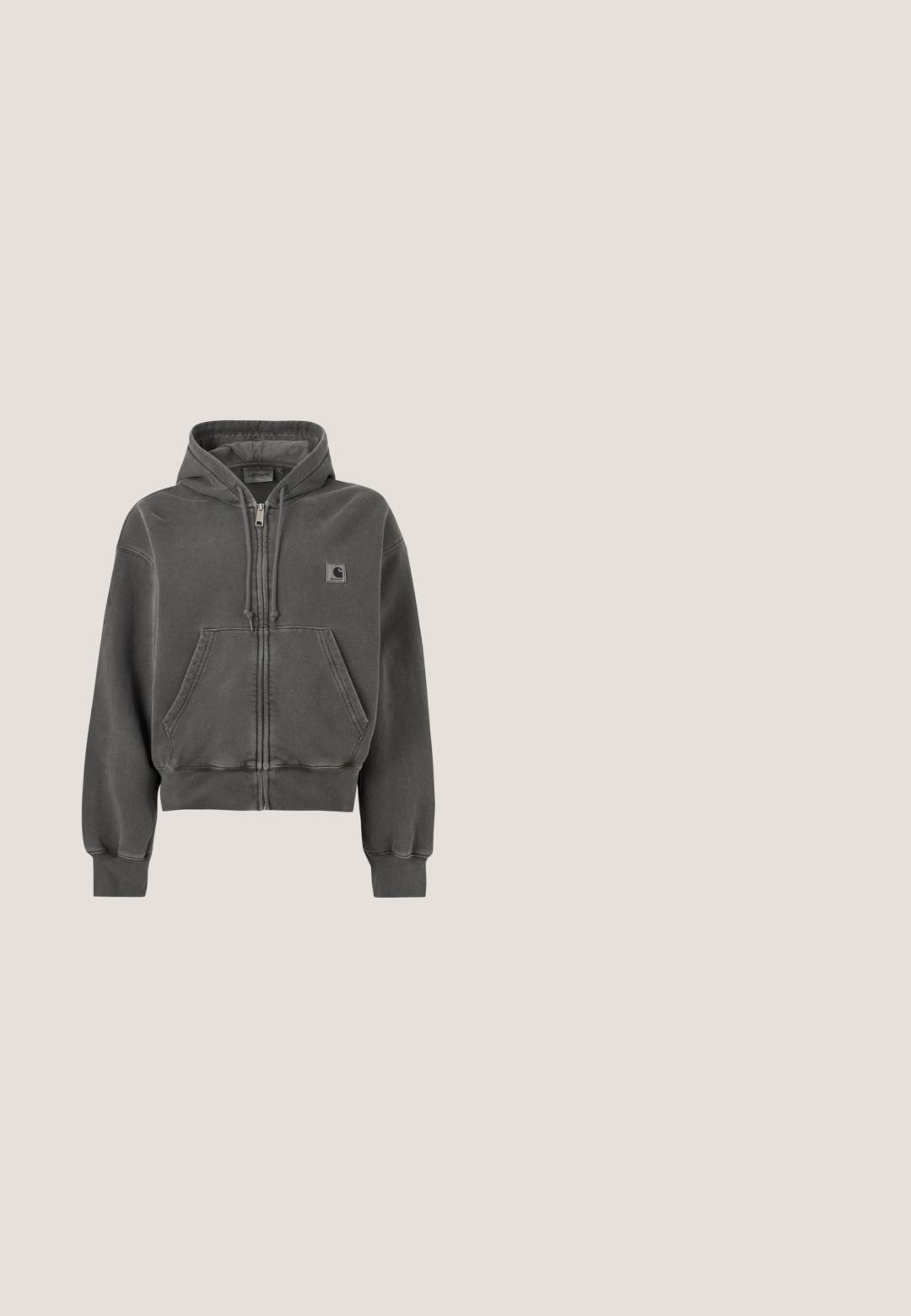 Mørkegrå hættetrøje med lynlås, forlommer, snøre i hætten, ribstrikkede ærmekanter og et lille Carhartt-logo på brystet.; Simpel sort t-shirt med korte ærmer og rund hals med subtilt logo på venstre bryst, vist på en neutral grå baggrund.; Mørkeblå denim jeans med høj talje, bred benpasform, fem-lomme design og kontrasterende syninger. Klassisk lynlås og knaplukning.; Lys blå denim sneaker med hvide snørebånd og mørkeblå accenter, med rund tå og gummirødsål. Tekstureret overflade med syningsdetaljer.; Lysblå denim skuldertaske i en rund form, justerbar rem og diskret syning langs den nederste kant. Blød tekstur.; Sølv hoop ørestik med en poleret overflade, prydet med små guld accenter og en rund form, båret på øreflippen.