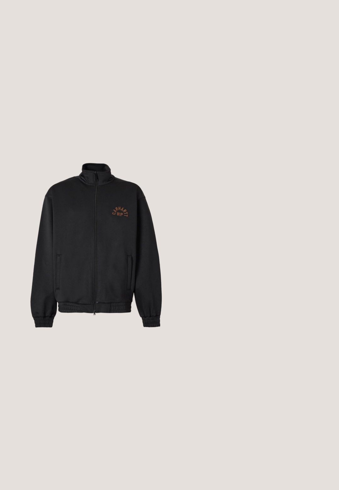 Schwarze Jacke mit Reißverschluss, hohem Kragen, elastischen Bündchen und braunem "Carhartt WIP"-Logo auf der linken Brust.; Weißes T-Shirt mit kurzen Ärmeln und Rundhalsausschnitt mit kleinem pink-blauem "Prinz"-Logo auf der linken oberen Brust.; Schwarze Jeans mit geradem Bein und hoher Taille, mit Knopf und Reißverschluss vorne, seitlichen und hinteren Taschen, auf einem einfarbigen hellen Hintergrund präsentiert.; Schwarze Lederschuhe im Mokassinstil mit genähten Details, kombiniert mit braunen Hosen, auf einem Holzboden.; Sport-Sonnenbrille mit schwarzem Rahmen, großen grauen Gläsern und einem umschließenden Design. Verfügt über eine markante Nasenbrücke und eine strukturierte Bügel.; Schwarze Tragetasche mit zwei Griffen, motiviert mit einer Illustration eines Fuchses mit Hut und Shorts sowie dem Text "Maison Kitsuné Paris" darunter.