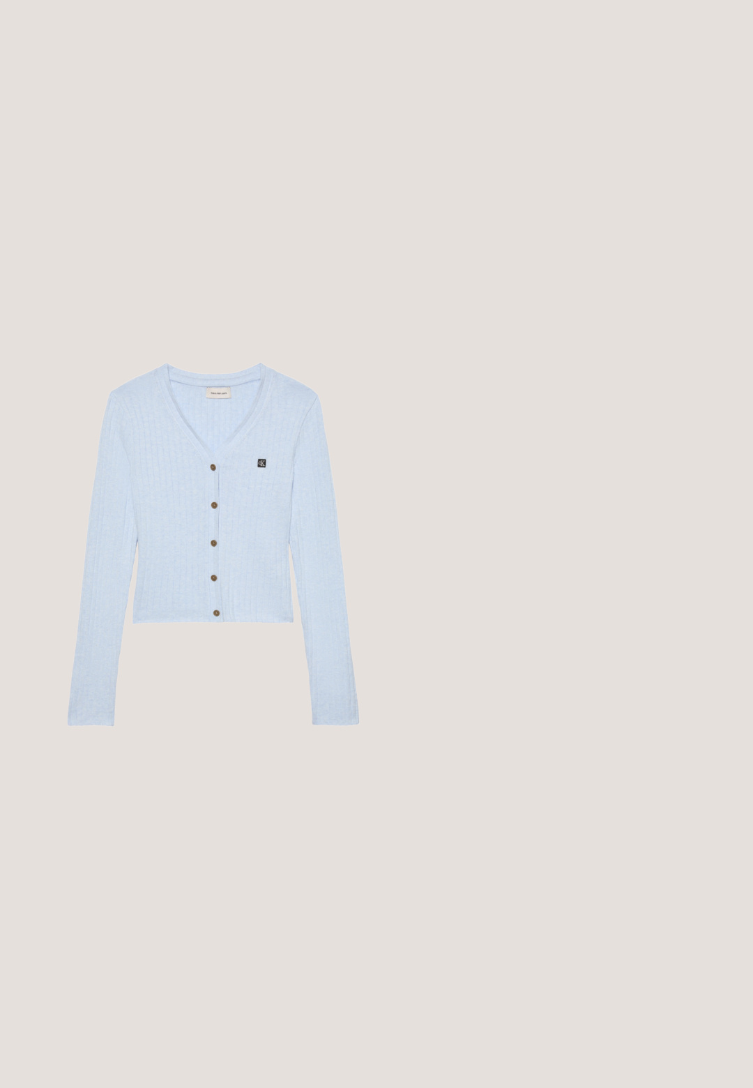 Cárdigan de canalé azul claro, de manga larga con cuello en V, botones marrones al frente y pequeño parche negro con logo en el pecho izquierdo.; Vestido de mezclilla en azul oscuro con escote cuadrado, diseño ajustado, detalles de costura visibles y longitud midi. Textura suave sin patrones adicionales.; Sandalia negra de tacón alto con tira frontal tejida y tira ancha en el tobillo con una gran hebilla dorada sobre fondo blanco.; Bolso cruzado de cuero negro con una superficie texturizada, correa ajustable y herrajes plateados. Presenta una solapa delantera con cierre de clasp.; Pendientes de aro de oro con gemas rectangulares azul claro colgantes sobre un fondo neutral.; Cinturón ancho de tela azul marino con ribete y presilla de cuero marrón, presenta una gran hebilla redondeada tejida en marrón oscuro con herrajes dorados.