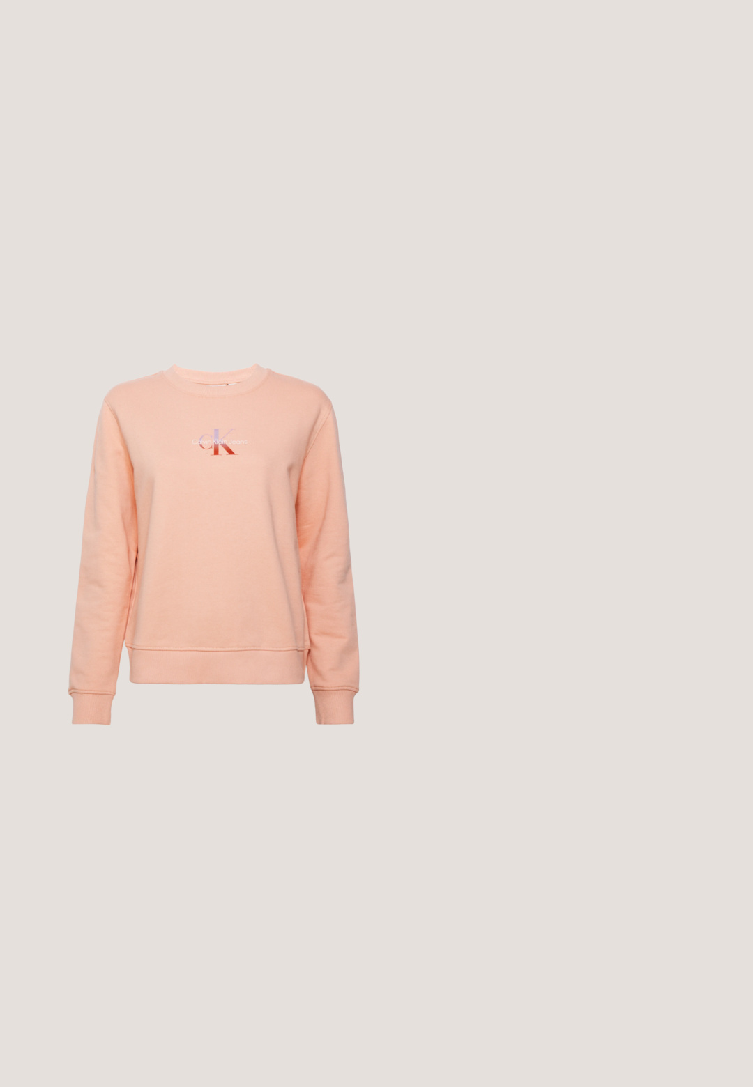 Sudadera de color melocotón con cuello redondo, puños y dobladillo acanalados. Presenta un logo impreso en letras moradas y rojas en la parte frontal.; Top blanco de manga larga con cuello vuelto y un pequeño parche con el logo de Calvin Klein centrado en el pecho.; Vaqueros de mezclilla azul con un diseño de pierna recta, con una cintura de altura media, bolsillos delanteros y un sutil detalle desgastado.; Zapatillas de lona blancas con una suela blanca gruesa, presentan un acento metálico plateado en el talón y un sutil detalle del logo en el lateral.; Bolso de hombro de cuero marrón oscuro con textura, con una sola correa y el pequeño logo de Calvin Klein en el centro frontal.; Pendientes de aro en tono dorado con forma de media luna, superficie pulida y cierre tipo bisagra. La textura suave y el acabado reflectante mejoran la visibilidad.