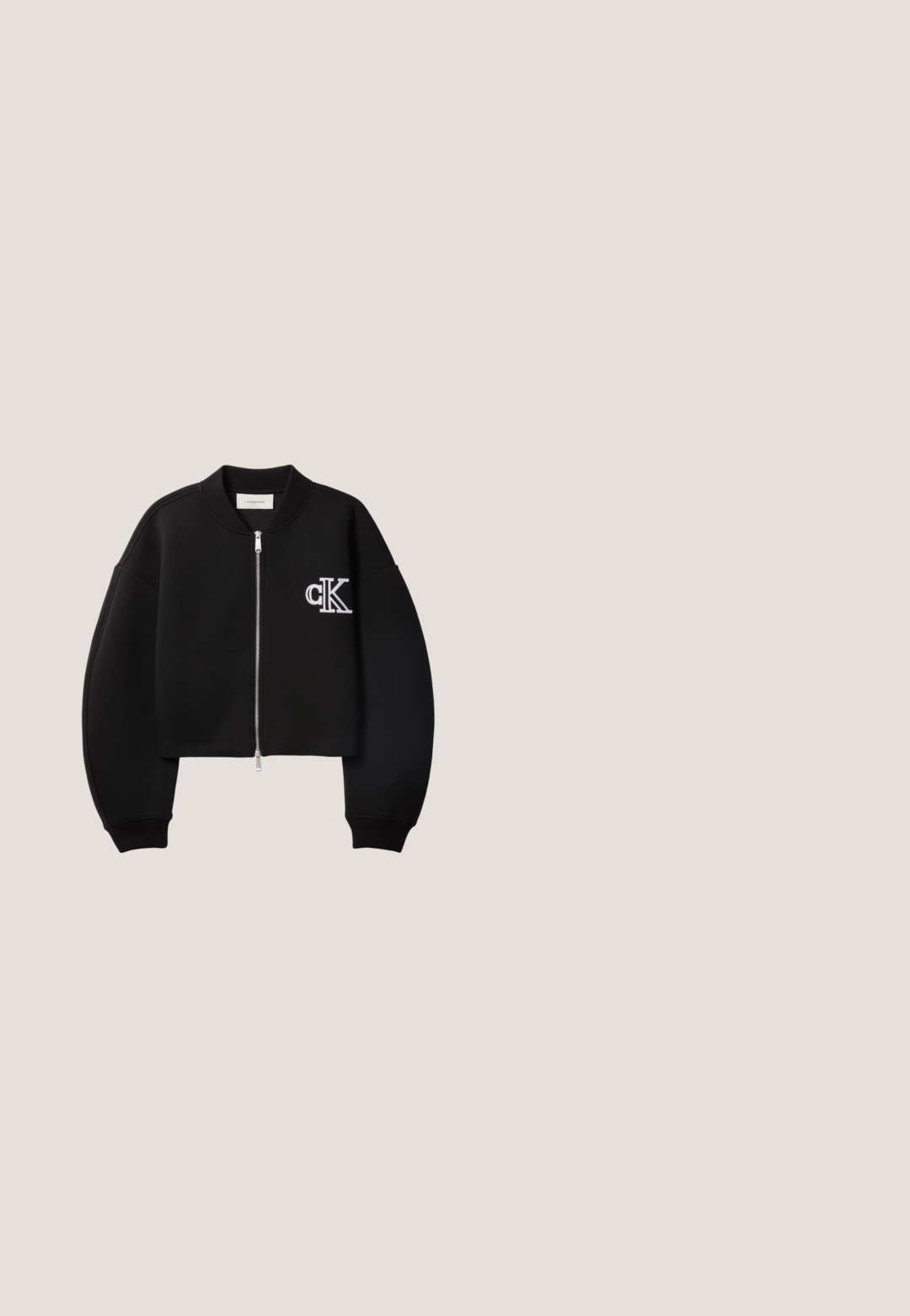 Schwarze, kurz geschnittene Reißverschlussjacke mit geripptem Kragen und Bündchen, mit weißem "cK" Logo auf der linken Brust.; Hellblaues Baumwoll-T-Shirt mit einem quadratischen Grafiklogo in dunklerem Blau. Kurze Ärmel und ein runder Ausschnitt mit lockerem Schnitt.; Helle blaue, hochgeschnittene Jeans mit geradem Bein. Aus Denim gefertigt, mit Fronttaschen und Knopfverschluss.; Schwarze Cord-Sneaker mit einer weißen Gummisohle. Besitzt eine runde Zehenpartie, eine Schnürung an der Vorderseite und ein minimalistisches Logo-Detail an der Seite.; Silberne metallische Schultertasche mit einer geschwungenen Form, dünnem schwarzen Riemen und subtiler Markenkennzeichnung. Glatte Textur und minimalistisches Design.; Silberne Creolen mit glänzender Oberfläche und DKNY-Logo, vor einem schlichten weißen Hintergrund präsentiert.