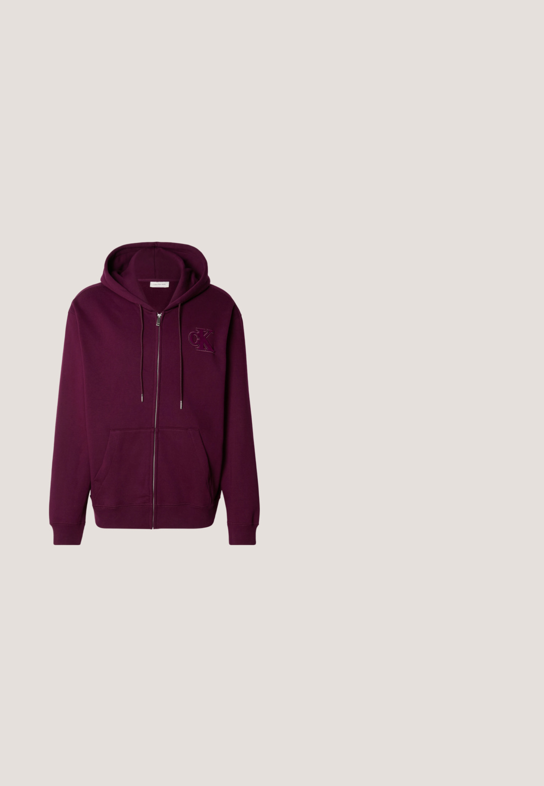 Bordeauxkleurige zip-up hoodie van zacht materiaal met een kangoeroezak en geborduurd logo op de borst. Beschikt over trekkoorden en geribde manchetten.; Zwart T-shirt met korte mouwen en ronde hals, met een klein wit "cK"-logo op de linkerborst, klassieke pasvorm, eenvoudig ontwerp.; Lichtblauwe denim jeans met een recht gesneden pijp, vervaagde afwerking, vijf zakken en een knoopsluiting. Klassiek ontwerp en gemiddelde dikte.; Witte sneakers met rode en marineblauwe accenten, voorzien van een geperforeerd ontwerp en een groen logo. Getextureerde rubberen zool en strakke lijnen.; Zwarte leren tas met een gewatteerd diamantpatroon, dubbele handvatten en een afneembare schouderriem. Heeft een slank rechthoekig ontwerp.; Zwarte leren riem met een gladde afwerking, voorzien van een zilverkleurige dubbele prong-buckle en gestikte randen. Klassiek ontwerp zonder patronen.