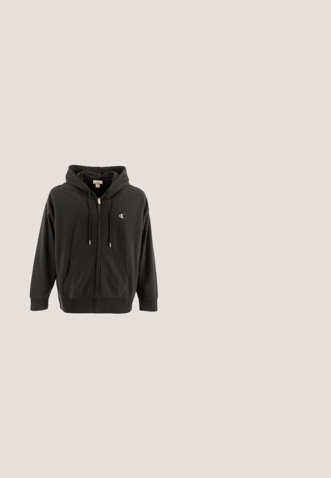 Schwarze Kapuzenjacke mit Reißverschluss aus Baumwolle, mit einer Kordelzug-Kapuze, einer frontalen Kängurutasche und einem kleinen weißen Logo auf der Brust.; Rotes Baumwoll-T-Shirt mit fettgedrucktem weißen Text "CALVIN KLEIN" und einem diagonalen Streifenmuster. Kurze Ärmel und Rundhalsausschnitt.; Schwarze gerade geschnittene Cargohosen mit elastischem Bund, Knopfverschluss und zwei Klappentaschen an den Seiten.; Schuh in Beige und Marineblau mit grauen Akzenten, ausgestattet mit einem strukturierten Obermaterial, weißen Schnürsenkeln, einer gepolsterten Sohle und einem roten Fersenelement.; Schwarze Sonnenbrille mit quadratischem Rahmen, goldenen Akzenten und braunen Verlaufsgläsern. Verfügt über elegante Bügel mit dem Markenlogo an der Seite.; Schwarze Umhängetasche mit einem karierten Muster, gefertigt aus strukturiertem Stoff. Verfügt über eine Vordertasche und ein Logo-Detail. Verstellbarer Gurt inklusive.