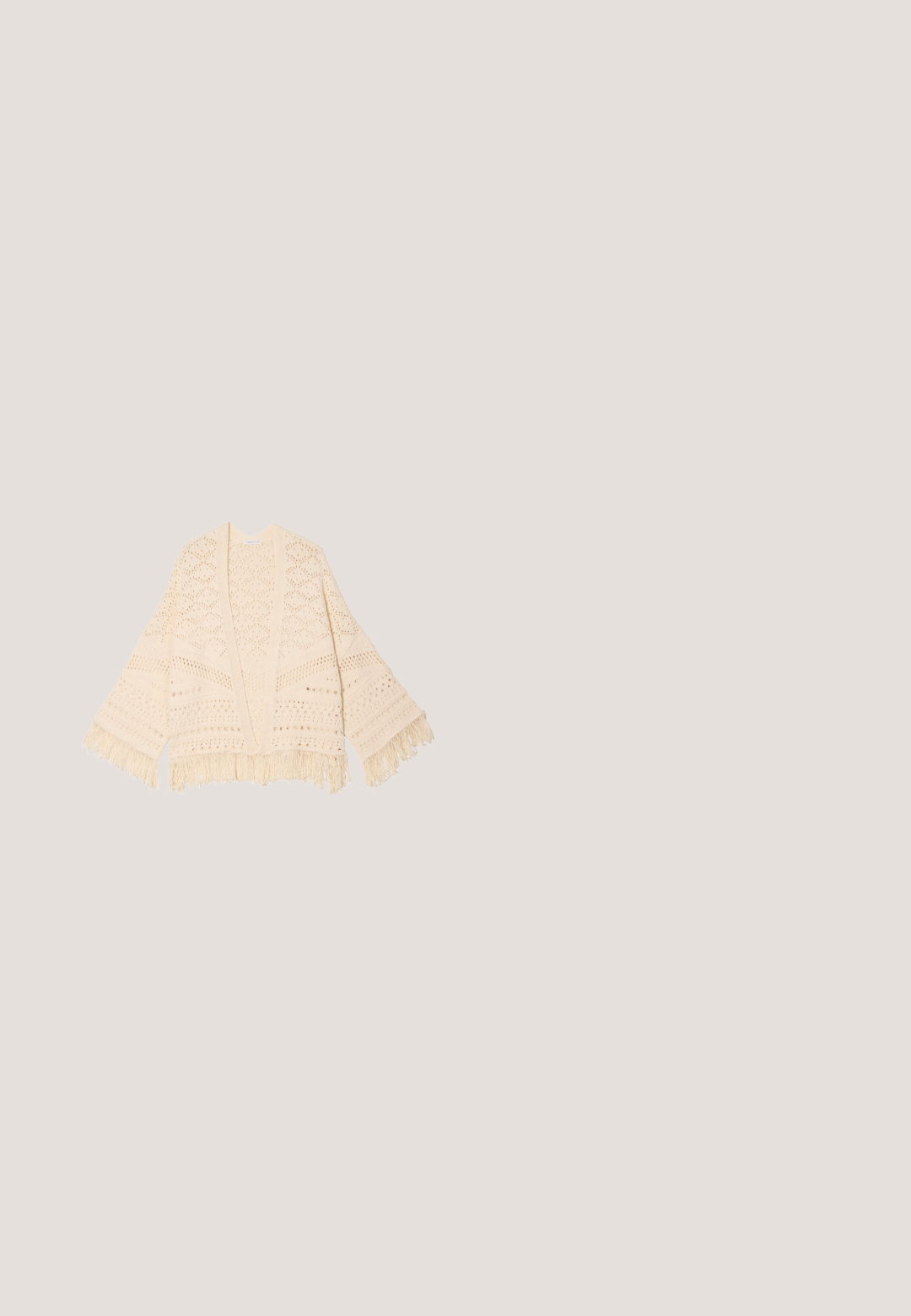 Häkel-Cardigan in hellem Creme, mit V-Ausschnitt, weiten Ärmeln, offenem Vorderteil und fransigem Saum mit geometrischen Mustern.; Maxikleid aus einem tiefroten Stoff mit einem taillierten Oberteil und dünnen Trägern. Es hat ein weißes Blumenmuster und eine gerade Silhouette.; Braune Wildleder-Ankle Boots mit spitzem Zehenbereich, schmalem Absatz und dekorativen gewellten Kanten. Die strukturierte Oberfläche weist keine sichtbaren Beschläge auf.; Beige Wildleder-Schultertasche mit langen Fransenakzenten, Reißverschluss und einem einzelnen Schulterriemen. Rechteckige Form mit glatter Textur.; Goldene mehrschichtige Halskette mit drei Ketten: eine flache, eine mit einem ovalen Anhänger und eine mit einem strukturierten runden Anhänger. Verstellbarer Verschluss für Längenvariationen.; Geflochtener, hellbrauner Ledergürtel mit silberner Metallschnalle, nahe dem Schnallenende mit Nahtdetail, auf weißem Hintergrund.
