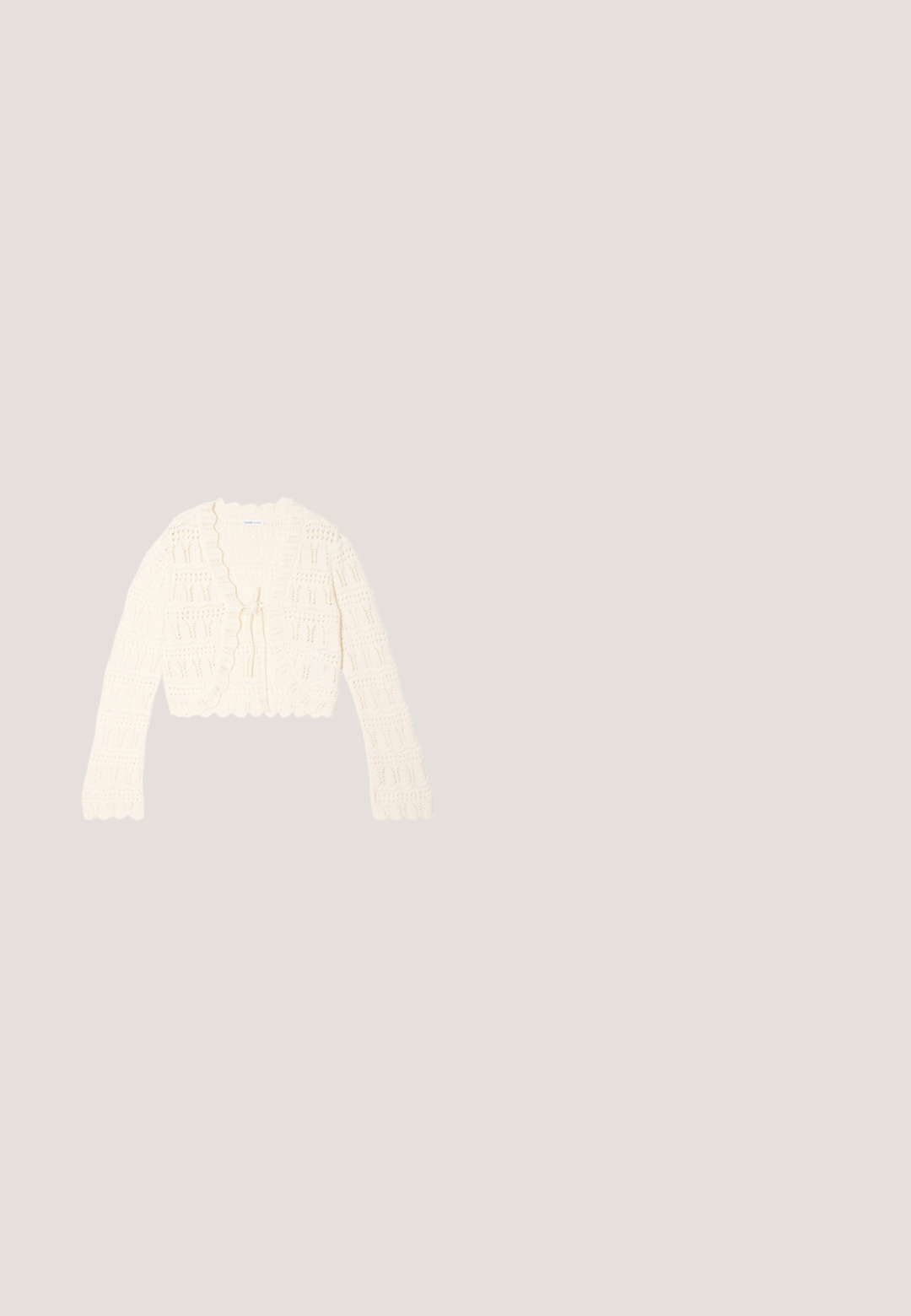 Flødefarvet hæklet cardigan med lange ærmer, bølget kant og bindelukning foran, med et åbent netmønster.; Lys beige halterneck-top i struktureret stof, med en samlet bustier og elastisk talje, stylet til et afslappet, uformelt look.; Lys olivengrøn denimskørt med fire knivfolder, en frontknaplukning og en metalring detalje på taljen.; Brun læder kilehælssandal med åben tå, træplatformsål og fire messingnitter langs sidestrappen.; Svarte katteøje-solbriller med brune linser og arme med skildpaddemønster vinklet på en hvid baggrund.; Lille guldsyning clutch taske med sølvspænde og kort sølvkæde håndtag på ensartet lys baggrund.