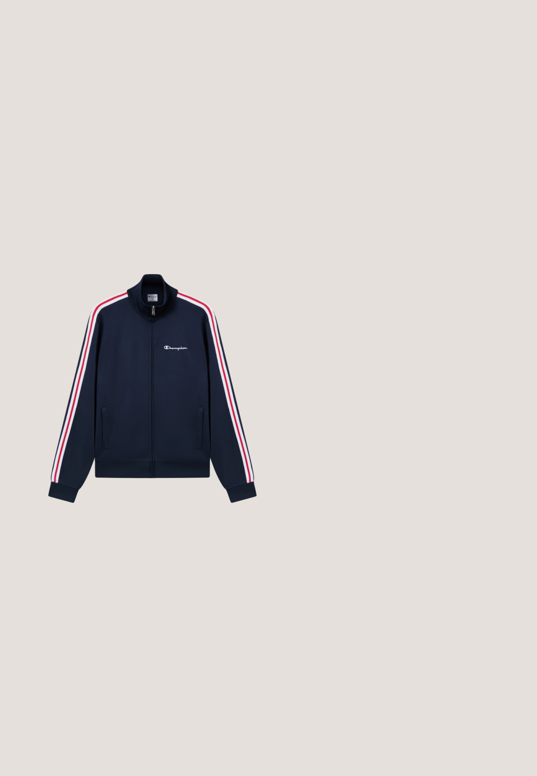 Chaqueta azul marino con cremallera, con rayas blancas y rojas en las mangas y el logo de Champion en el pecho izquierdo.; Camiseta sin mangas morada de algodón, con "CHAMPION XXL TRAINING ACADEMY" en texto blanco contrastante en la parte delantera.; Bañadores azul marino hechos de tejido ligero, con una cinturilla elástica y dos bolsillos laterales para almacenamiento.; Zapatilla deportiva gris oscuro con suela gruesa, diseño con cordones y lengüeta en el talón sobre un fondo claro y liso.; Gafas de sol negras con un diseño rectangular, lentes oscuros y patas delgadas. Presentan detalles plateados en las patillas para mayor estilo.; Pequeño bolso bandolera negro con correa ajustable y parche con el logo de Champion en el frente, con cremallera y detalle de tirador de cuerda.