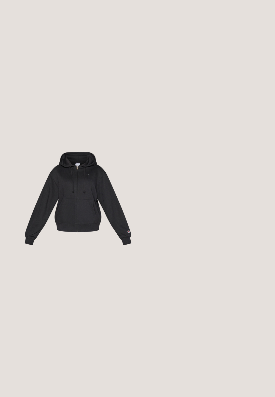Sudadera con capucha negra con cremallera, capucha con cordón, bolsillos delanteros, puños acanalados y un pequeño logo en el pecho y la manga. Textura de tela suave.; Camiseta negra de algodón con cuello en V, mangas cortas, ajuste relajado y un pequeño logo blanco en el pecho izquierdo y la manga.; Pantalones de chándal negros con cintura ajustable, puños acanalados y un discreto parche con logotipo en la cadera. Hechos de un material suave y elástico.; Zapatillas deportivas grises con parte superior de malla, cierre de cordones y suela blanca moldeada; presentan un patrón texturizado y un acento de logo.; Bolso tote negro hecho de tela acolchada, que presenta dos asas gruesas y un diseño estructurado con lados angulares y una textura suave.; Pendientes de aro plateados con un diseño retorcido y acabado pulido, asegurados por un cierre con un pequeño elemento decorativo.