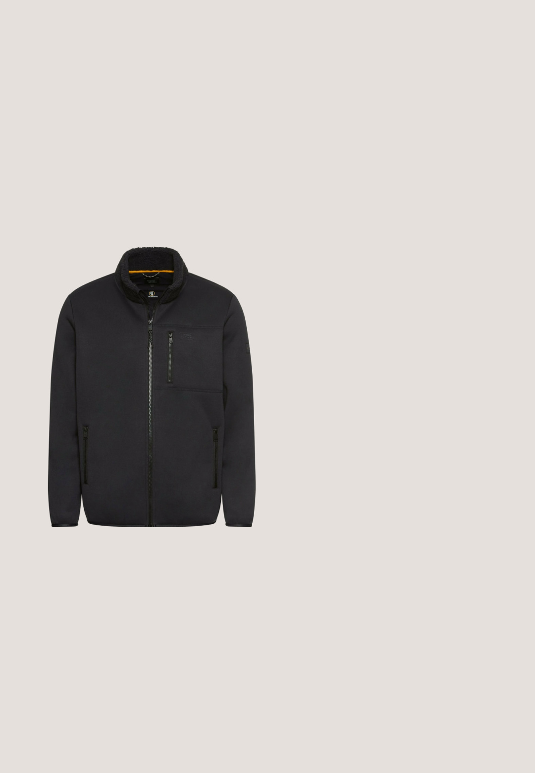 Zwarte fleece-voering jas met een rits aan de voorkant, twee zijzakken en een borstzak. Heeft een opstaande kraag en een gestructureerde stof.; Witte langek mouwen shirt van katoen. Heeft een knoopsluiting, een ronde kraag en zwarte tekst aan de linkerkant.; Zwarte spijkerbroek van denim met een rechte pijp. Beschikt over vijf zakken, een knoopsluiting en een subtiele textuur. Schone en klassieke afwerking.; Zwarte leren enkelboots met vetersluiting, lichtgekleurde rubberen zool, ronde neus en een klein achterlusstukje voor gemakkelijk aantrekken.; Zwarte leren schoudertas met een gladde textuur, ritsluiting, verstelbare schouderband en reliëf logo-detail. Compacte, rechthoekige vorm.; Zwarte gevlochten stoffen riem met zwarte metalen gesp en leren uiteinde, keurig opgerold op een witte achtergrond.
