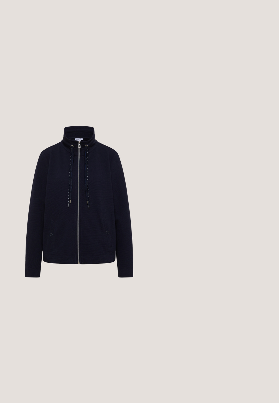 Donker marineblauw jack met rits, hoge kraag, trekkoorden, lange mouwen en voorzakken met knoopsluitingen.; Zwart T-shirt met korte mouwen en V-hals met de tekst "Mer & Soleil" en een rode koraalafbeelding op de linkerborst.; Donkerblauwe, knielange casual shorts met elastische tailleband, rechte zoom en zonder zichtbare zakken of versieringen.; Marineblauwe sportschoen van suede en mesh materialen, met een opvallend zilveren logo, gestructureerde bovenkant en een witte tussenzool.; Zwarte crossbodytas met afgeronde vorm, blauwe horizontale detail op het voorvak, verstelbare riem en ritssluiting bovenaan.; Gouden oorbellen met een slank, gebogen maanvormig ontwerp en een glanzende afwerking. Inclusief een post-back sluiting.