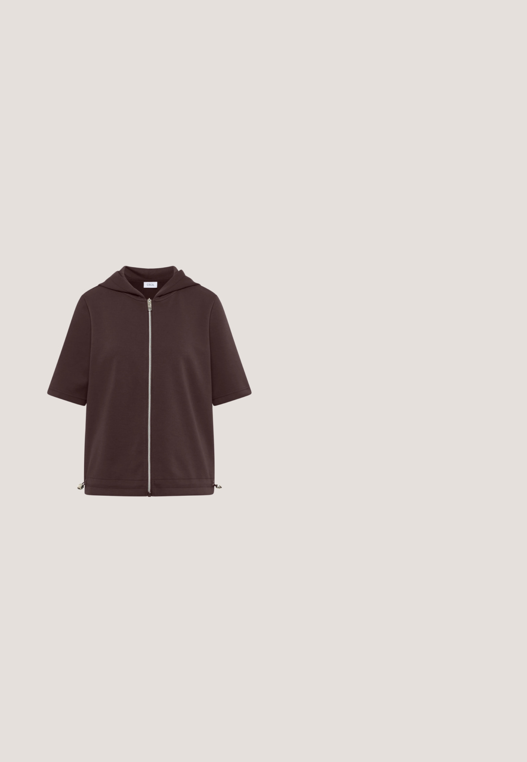 Bruine korte mouwen capuchontrui met ritssluiting aan de voorkant, trekkoorden aan de zoom en een klein kraaglabel met de tekst "Cecil".; Mouwloze beige blouse met een ronde hals en eenvoudig design, met het label "Street One" aan de binnenkant van de kraag.; Witte atletiekshorts met hoge taille, een gladde tailleband en een subtiel logo op het linkeronderbeen, weergegeven tegen een effen achtergrond.; Beige mesh hardloopschoen met een textuurdesign, gewatteerde kraag, witte rubberen zool en vetersluiting.; Beige leren heuptas met twee ritsvakken en een verstelbare riem met drukkers, kleine reliëf merknaam op het voorvak.; Verstelbare armband met lichtpaarse ronde kralen, een centrale doorschijnende bloemvormige kraal en gouden accenten op een wit koord.