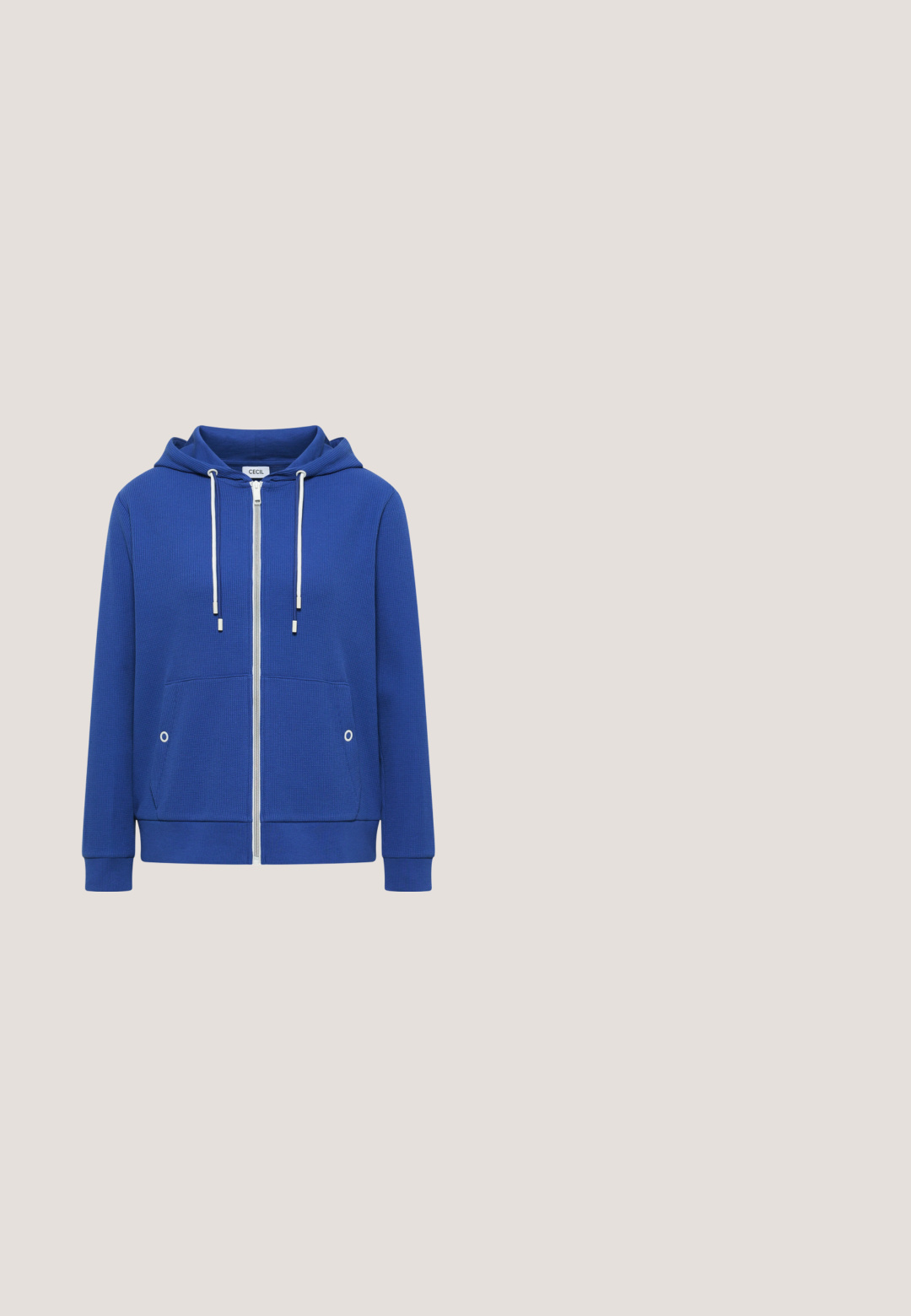 Sudadera con capucha azul con cremallera, cordones blancos, bolsillos delanteros con ojales metálicos y puños y dobladillo acanalados, mostrada sobre un fondo blanco.; Blusa azul de manga corta con mangas remangadas y pestañas con botones, escote redondo y bajo elástico.; Pantalones de chándal azules hechos de tejido suave, con cinturilla elástica y cordón, dos bolsillos frontales y un diseño de pierna ajustada.; Zapatillas deportivas azul claro con parte superior de malla y ante, logotipo blanco, lengüeta blanca y suela de goma color caramelo. Diseño con cordones y puntera redondeada.; Bolso de hombro acolchado azul con tapa, detalle del logo en la parte frontal, dobles asas y una correa desmontable. Textura suave con un acabado liso.; Pulsera de cuentas de cristal azul con eslabones redondos de plata y un cierre magnético de plata. Presenta texturas alternadas y un diseño en capas.