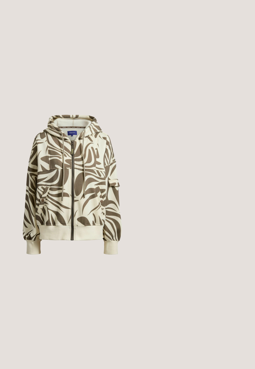 Veste à capuche zippée avec imprimé zébré abstrait beige et marron, poches avant, cordons de serrage réglables et manches à revers.; T-shirt à manches longues avec col rond et rayures horizontales marron et vert olive, posé à plat sur un fond blanc.; Pantalons larges en tissu blanc présentant des motifs de broderie beige complexes et des ourlets festonnés au bas des jambes.; Baskets à imprimé léopard avec accents noirs, présentant un dessus texturé, des sangles en velcro et une semelle en gomme. Vue de profil.; Sac à bandoulière en cuir camel avec des griffonnages noirs de style graffiti, une fermeture dorée, une poignée courte et une bandoulière amovible.; Collier délicat en chaîne d'or avec deux petites perles et un pendentif circulaire incrusté de minuscules cristaux clairs.