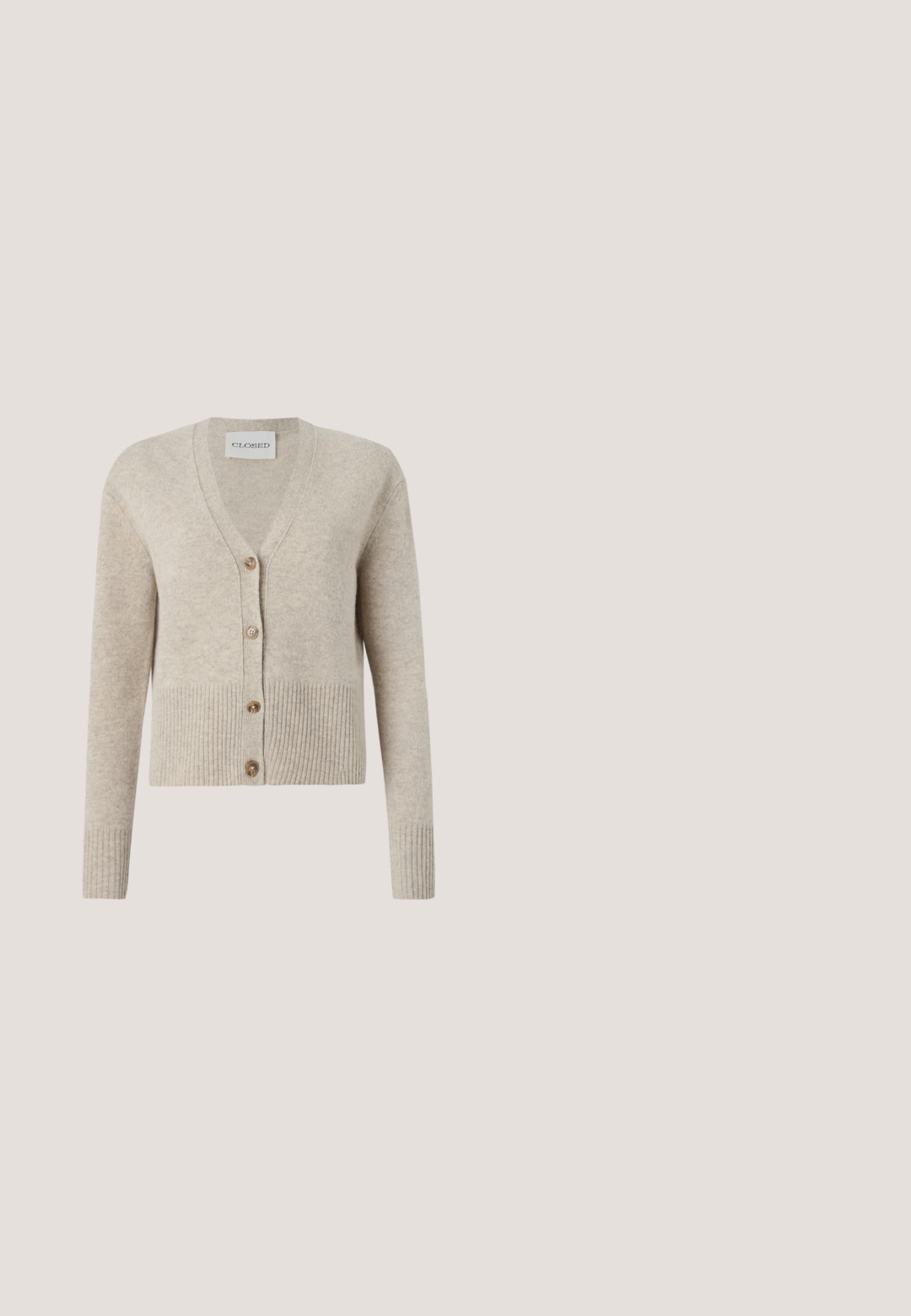 CLOSED V NECK - Kardigan - beige; Valge pika varrukaga nööpidega särk kraega ja ühe rinnataskuga, esitatud tasasel taustal.; Kõrge vöökohaga valged kohandatud püksid koos plisseede, vööaasade ja sirgete sääregadega, esitletud lihtsal valgel taustal.; Lamepruun nahast sandaal beežika nöörrihmaga ning reguleeritava kuldse pandlaga pahkluu rihmal, küljevaade valgel taustal.; Ruut-kätise salliga, mille ääred on lillemustris, südamekujulise lillepärjaga keskel ning kaks sinist lindu hoiavad paela, mille küljes on punase südamega ripats.; Kootud heinatilkadega kott reguleeritava beežika naha õlarihmaga ja väikese nahast plaastriga, millel on ees kiri "BIMBA Y LOLA".