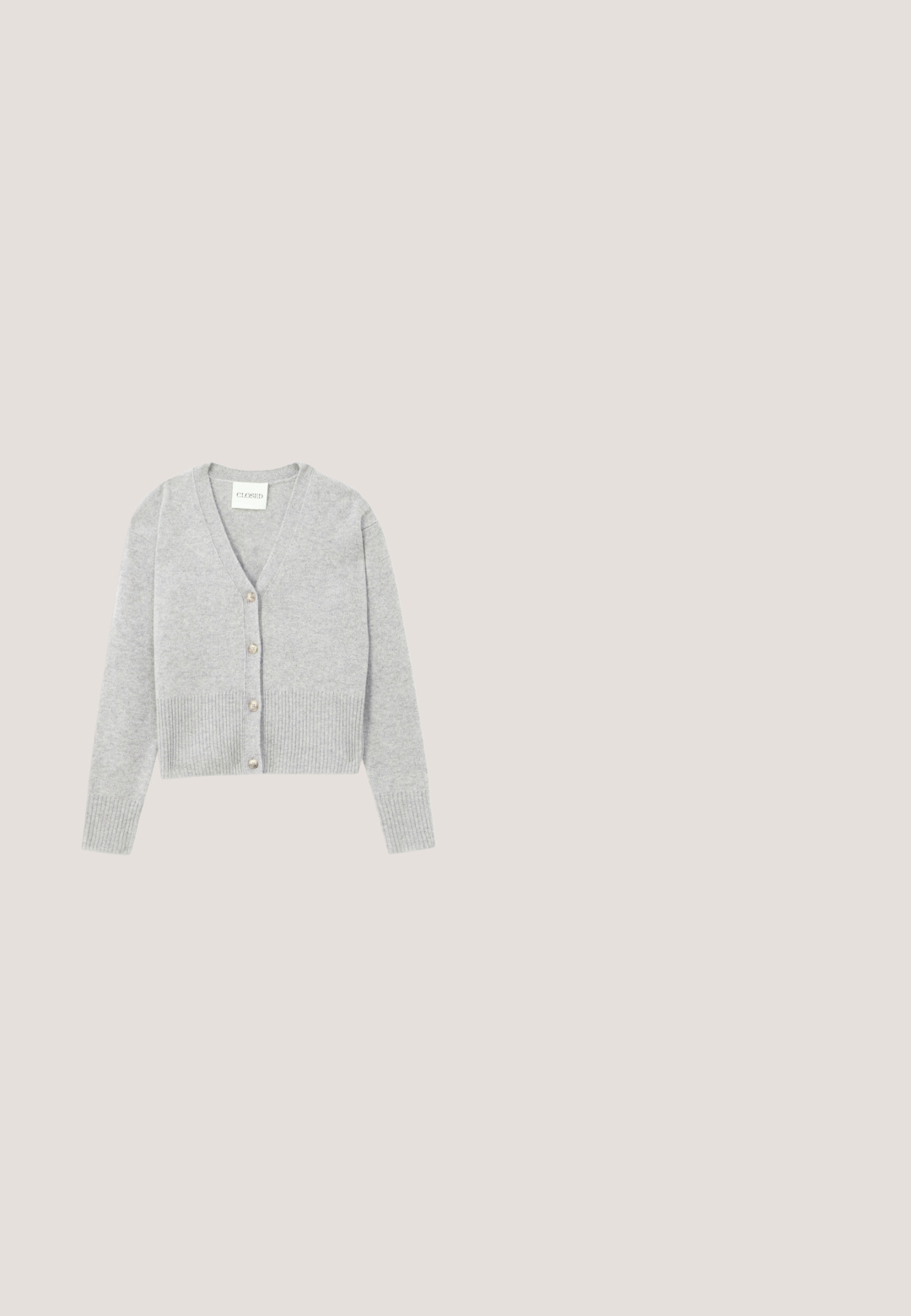 Grå uldblanding cardigan med V-hals, lange ærmer, ribbet kant og fem runde knapper foran. Blød tekstur, klassisk design.; Sort kortærmet cropped t-shirt med lille broderet orange ræv-logo centreret under rund halsudskæring.; Sorte denimjeans med et lige ben-design, der har forlommer og knaplukning. Glat tekstur med et klassisk og alsidigt udseende.; Sort lædersko med spids tå og lille gulddetalje foran, vist i siden mod hvid baggrund.; Sort læderhåndtaske med to håndtag, spænder i guldton og et lille gyldent mærkelogo foran i midten.; To skinnende guldøreringe i et buet design med orange accenter nær stikket, sat mod en enkel hvid baggrund.