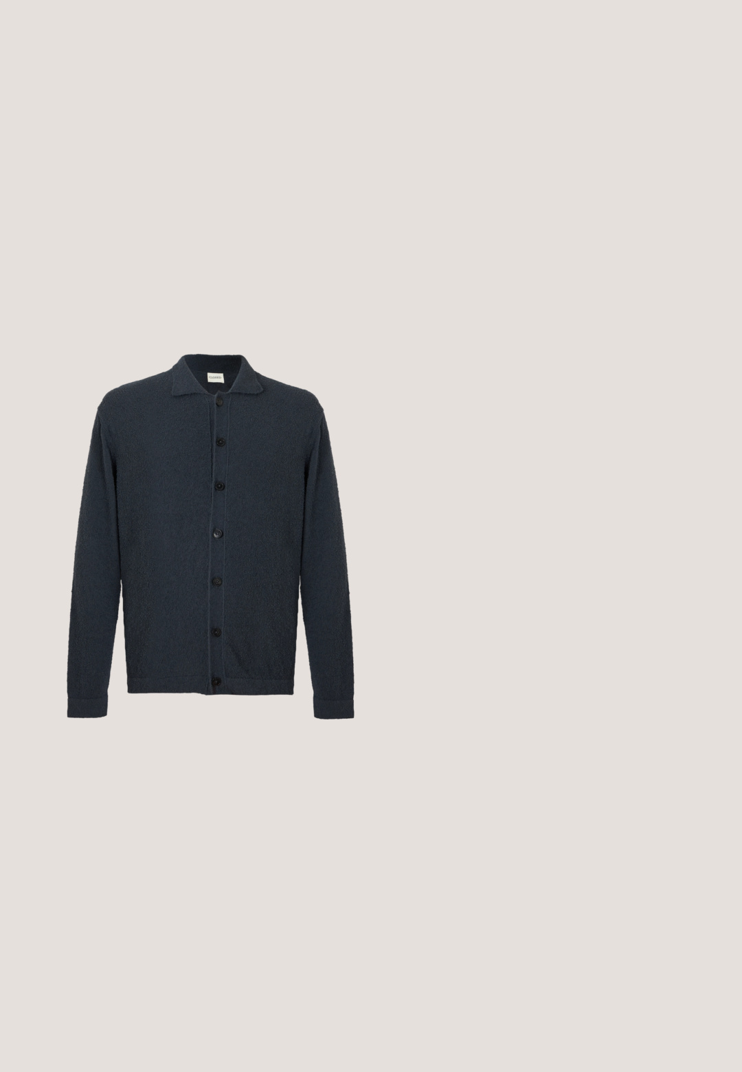 Mørk marineblå cardigan med knapper, lange ærmer, krave og tekstureret stof, viste på en ensfarvet hvid baggrund.; Denimvest, mørkeblå, ærmeløs design, spidse krave, lodret front søm, to frontlommer, fremhævet med kontrastfarvet gul søm.; Mørkeblå skjorte med knapper og lange ærmer, krave og diskret struktur, med seks knapper ned langs fronten.; Blå denim jeans med lige snit, fem lommer og knaplukning. Stoffet har en glat tekstur og subtile falmede detaljer.; Brun mokkasinsko i ruskind med lav hæl og remdetalje, vist i sideprofil på en ensfarvet lys grå baggrund.; Brun fletlæderbælte med en sølvmetalspænde, glat tekstur og en løkke til at sikre enden af stroppen.