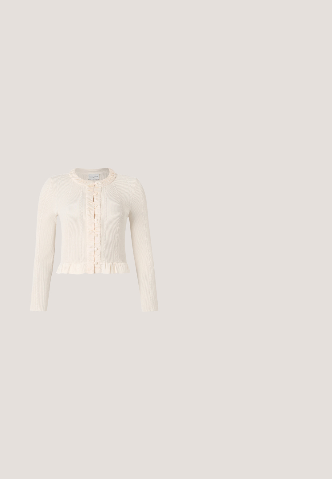 Cremefarvet ribbestrikket cardigan med lange ærmer, flæsekrave og knaplukning foran. Har en peplum-kant for ekstra tekstur og detaljer.; Hvid midikjole med en tætsiddende overraskelse, brede stropper og et blomsterdetalje på venstre side. Let faldende nederdel med en let glans og et bånd i taljen.; Mulesko i lyst beige stof med et knyttet design foran, spids tå og en slank, tilspidset hæl. Glat tekstur over det hele.; Kat-eye solbriller med skildpaddeskal plastikrammer og brune linser, udstyret med tynde, sølvfarvede metalarme og næsepuder.; Cremefarvet stofclutch med et rynket design, sølv metalramme, to dekorative kugler og en sølvkæde som rem.; Guldtonede øreringe med dråbeformet design, der har en central perle omgivet af små klare krystaller. Med hængslet lukning.