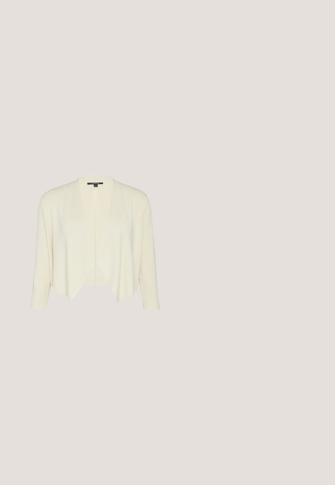 Cardigan couleur crème en tissu doux et côtelé. Design à l'avant ouvert, manches trois-quarts et coupe décontractée avec une texture sans couture.; Robe noire avec motif floral blanc, manches courtes, décolleté en V et accents de boutons. Jupe évasée pour un ajustement fluide. Le matériau semble léger.; Escarpins à talon slingback en vernis noir avec un bout pointu, présentant un talon en bloc géométrique unique et une texture lisse. Bride réglable pour un bon maintien.; Sac à main en cuir bordeaux avec poignée supérieure incurvée, bandoulière amovible et fermoir rectangulaire doré sur le rabat avant.; Gants en cuir noir au toucher lisse, dotés de coutures le long des doigts et d'un design ajusté. Matériau doux et souple pour le confort.; Collier en perles blanches composé de perles rondes lisses de taille uniforme avec une finition brillante, enfilées ensemble pour créer un design classique.