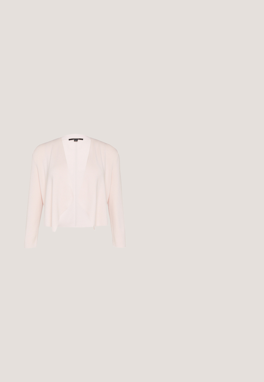Cardigan rose clair avec des manches longues, ouverture sur le devant, texture tricotée douce et design drapé. Ne comporte ni fermetures ni ornements.; Caraco en satin rose clair avec bordure en dentelle blanche le long de l'encolure et de l'ourlet, avec fines bretelles réglables.; Jupe rose longueur cheville avec une couche extérieure transparente et une large ceinture élastique noire.; Des ballerines en suede rose doux avec un bout arrondi et un petit nœud sur le devant, dotées d'une semelle plate basse.; Chouchou en satin rose avec de petites perles décoratives et une petite étiquette en tissu sur fond blanc.; Ceinture en cuir rose clair avec une boucle en métal doré arrondie, enroulée sur un fond blanc.