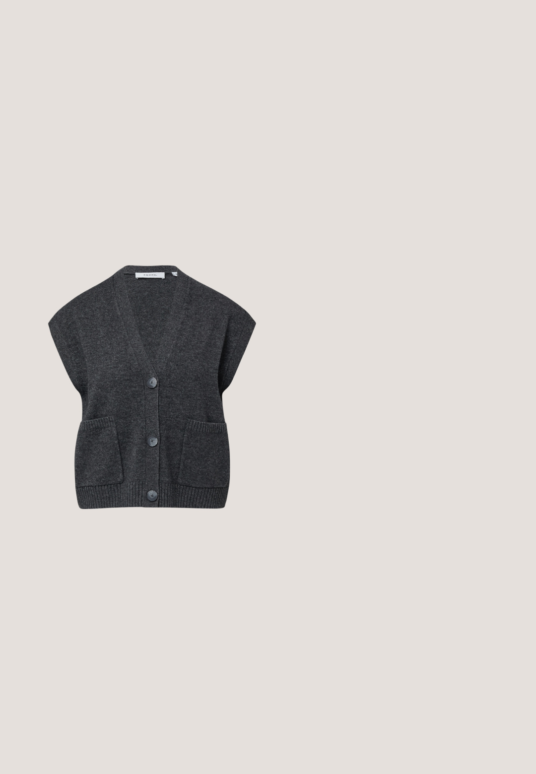 Donkergrijze mouwloze gebreide vest met V-hals, drie knopen aan de voorkant en twee vierkante zakken op de taille.; Zwarte lange mouwen top van gladde stof, met een mock neck ontwerp en een gegolfde zoom. Geen zichtbare patronen of hardwareaccenten.; Op maat gemaakte donkergrijze broeken van gestructureerde stof, met een hoge taille, rechte pijpen en decoratieve zwarte knopen aan de zijkant.; Grijze felt loafers met zwarte leren accenten, een decoratieve band met metalen hardware en een textuur rubberen zool. Klasse, laag profiel ontwerp.; Zwarte oversized zonnebril met een geometrisch montuur en verloopglazen, gemaakt van glad kunststof en met subtiele gouden branding op het montuur.; Zwarte tote bag met matte afwerking, uitgerust met twee handvatten aan de bovenkant, zilveren hardware en een bagagelabel; afgeronde vorm en naadloze randen voor een minimalistische uitstraling.