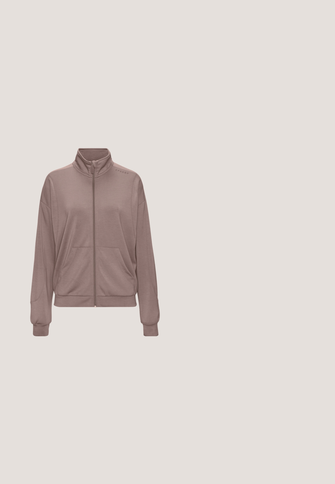 Trekjacks in zacht taupe-stof. Voorzien van hoge kraag, twee zijzakken en een relaxte pasvorm met ribstof bij de manchetten en onderkant. Minimale branding op de schouder.; Lichtpaars shirt met lange mouwen en een ronde halslijn, eenvoudig ontwerp en gladde stof, getoond tegen een witte achtergrond.; Hoge taille legging in een gedempte mauve kleur, gemaakt van een glad, rekbaar materiaal. Heeft een naadloos ontwerp zonder zichtbare hardware.; Licht mauve Skechers instapsneaker met een bovenwerk van mesh, elastische veters, een gedempte zool met luchtkussentjes en een gebrandmerkt zijlogo.; Gewatteerde schoudertas in diep bordeauxrood met een lange, gevlochten band en een kleiner handvat aan de bovenkant, voorzien van een cirkelvormig logo aan de voorkant.; Zwarte koord armband met een rosegouden engelvormige charm. Bevat twee ronde rosegouden kralen en een verstelbare schuifknoop.