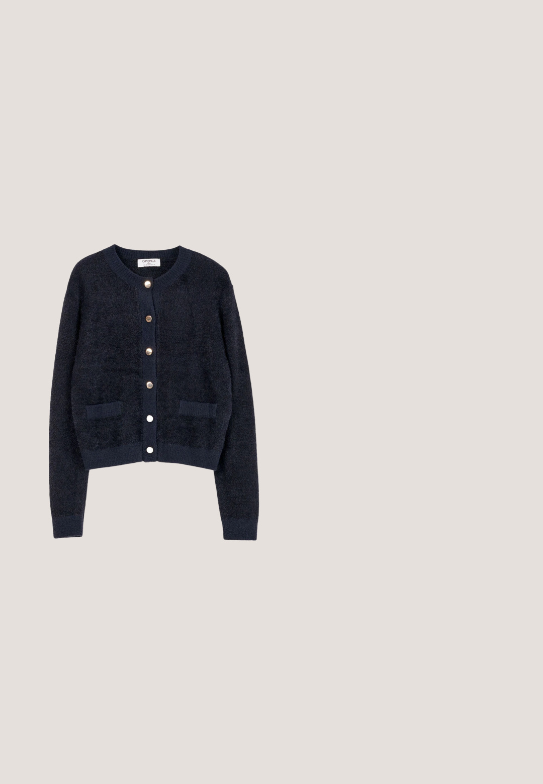 Camomilla Italia TRINE - Chaqueta de punto - black; Camiseta de manga larga de color azul marino hecha de una tela suave, con un cuello redondo y un corte relajado. El dobladillo y los bordes de las mangas están cuidadosamente terminados.; Pantalones de campana azul marino hechos de tela con dos bolsillos frontales. Presenta seis botones negros a lo largo de las costuras de los bolsillos como detalle.; Botas de tobillo de ante azul marino con punta redonda, cuello bajo y suela de goma gruesa con textura para mayor tracción.; Bolso tote de cuero azul marino con dos asas largas y un pequeño emblema dorado en forma de media luna en el centro frontal.; Collar de cadena dorada con colgante de piedra morada en forma de media luna y cierre ajustable, expuesto sobre fondo blanco.