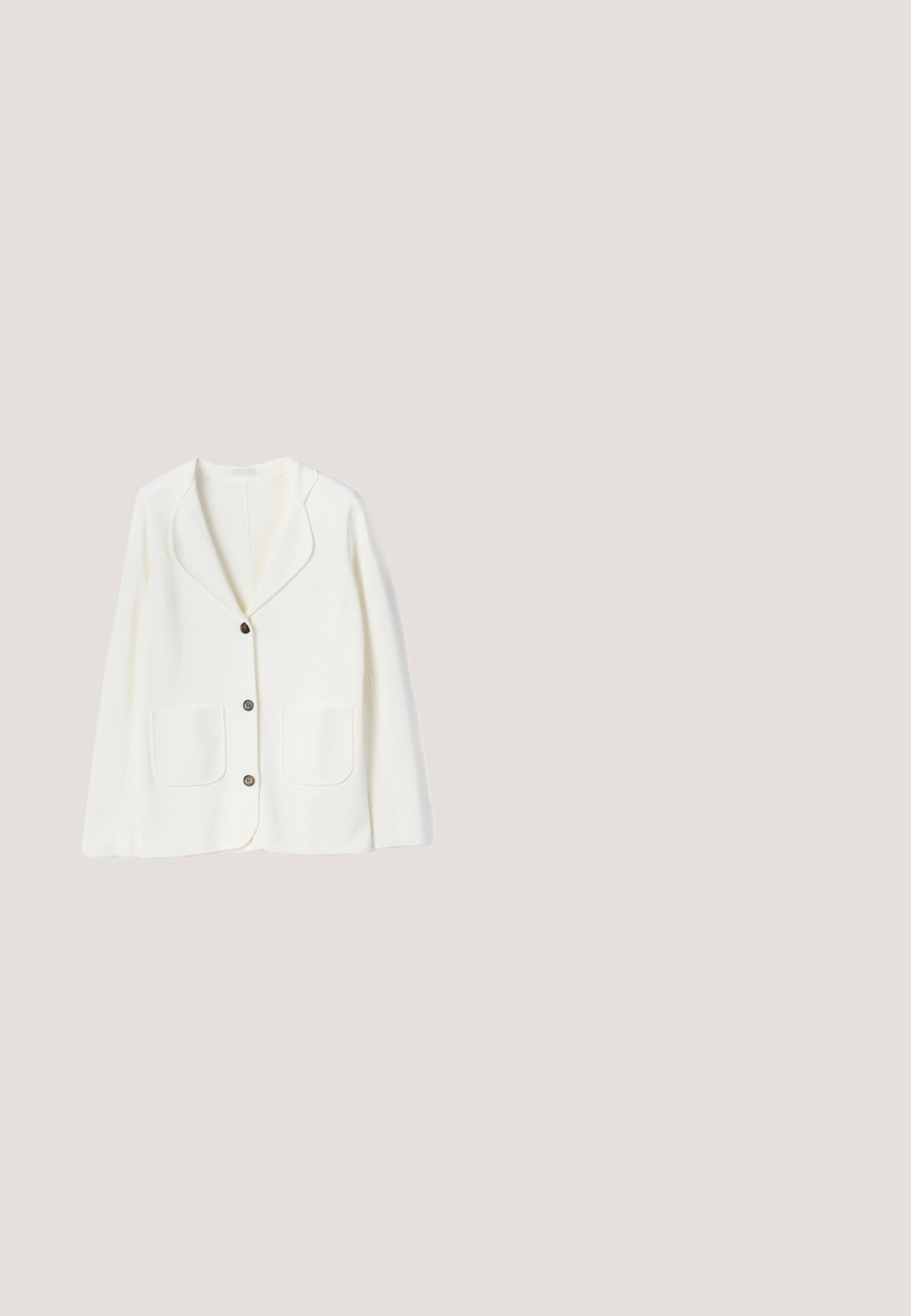 Camomilla Italia Blazer - white plain; Marineblå kortærmet kjole med V-hals og løs pasform. Lavet af blødt materiale, har den en flydende silhuet og minimale detaljer.; Spids tå slingback pump i lys beige læder med en lav blokhæl. Har et udskåret design og glat tekstur.; Skildpadde-soler med gradient brune linser, vinkelret form og guld "vogue" branding på templerne. Elegant design og glat overflade.; Beige skuldertaske i læder med et buet håndtag, klaplukning og lille guldbrandlogo på forsiden i midten.; Gul kædearmbånd med et delikat linkdesign og en vinkelret lynbolt charm. Låsning med justerbar kædeforlængelse.