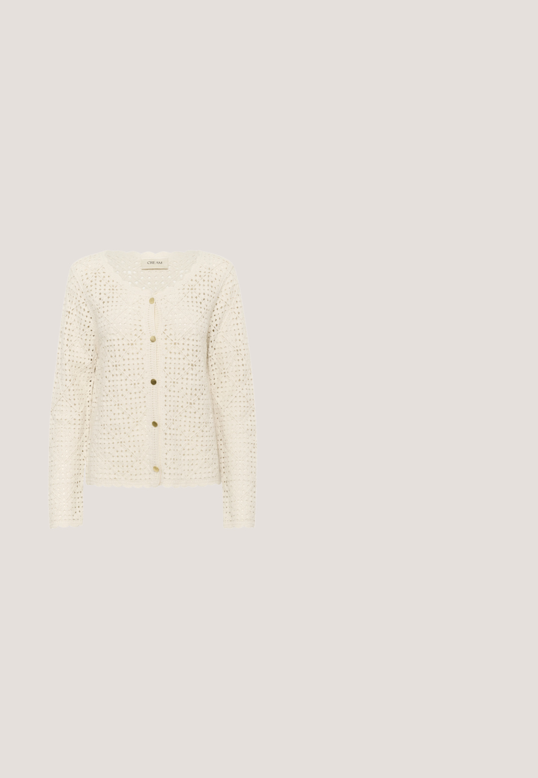 Cream CRKIP - Strickjacke - birch; Weißes besticktes Blusenshirt mit kurzen, gepufften Ärmeln, gewelltem Saum und floralen Mustern. Weicher, texturierter Stoff. Runder Ausschnitt.; Cremefarbener Maxirock mit bordeauxfarbenen Paisley- und Blumenbordüren, mit gerafften Stufen und elastischem Bund.; Brauner Wildleder-Stiefeletten mit niedrigem gestapeltem Holzabsatz und Zuglasche hinten auf schlichtem hellem Hintergrund.; Geflochtene Strohtasche in Eimerform mit breiter Basis, schmaler Oberseite und verstellbarem braunem Leder-Schulterriemen.; Geflochtener brauner Ledergürtel mit silberner Metallschnalle, einer strukturierten Oberfläche und einem geflochtenen Design. Akzentuiert mit einer Markenleder-Schlaufe.