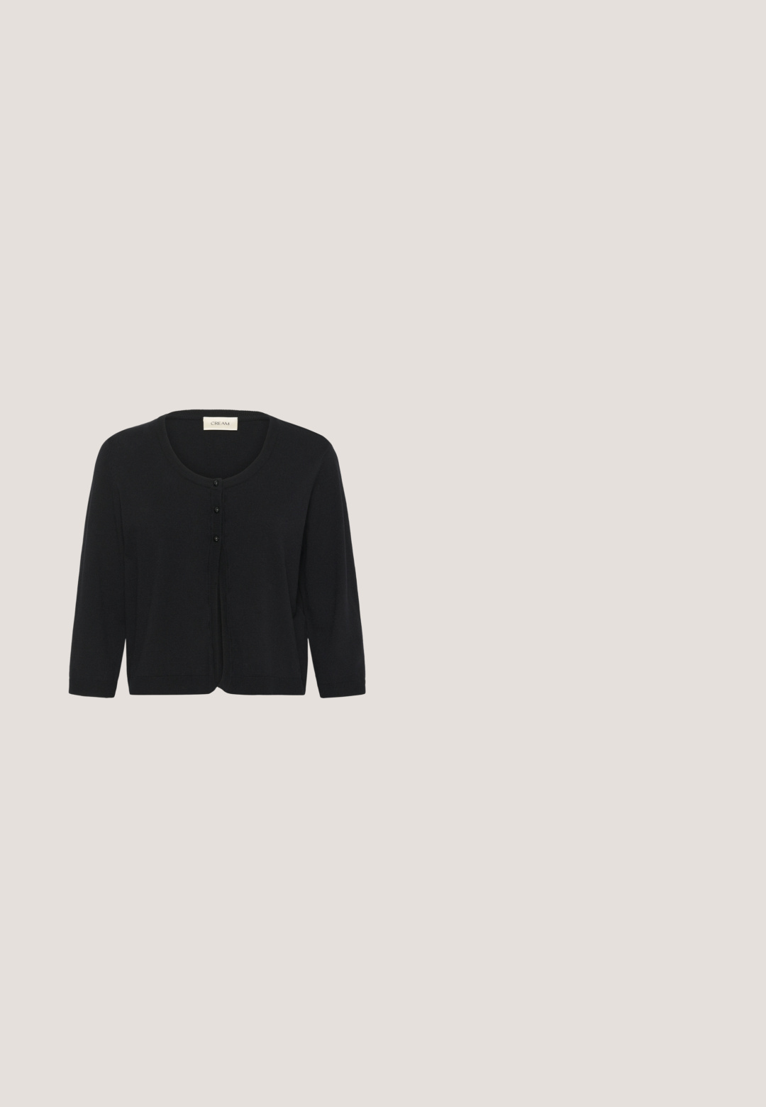 Zwart kort vest met driekwart mouwen en drie knopen aan de voorkant, met label "Cream" aan de binnenkant van de kraag.; Zwarte mouwloze tanktop van zachte katoen, met een ronde hals en een ontspannen pasvorm, zonder zichtbare patronen of hardwaredetails.; Zwarte wijde broekspijpen met wit abstract bloemenlijnpatroon en een elastische, hoog opgetrokken tailleband met plooien.; Zwart suède hooggehakte schoen met een spits toelopende neus en een enkelbandje, voorzien van een slanke stilettohak en een gladde textuur.; Zwarte leren schoudertas met een gebogen ontwerp, gouden hardware en een band met een textuurpatroon van het logo.; Delicate gouden ketting met een enkele hanger in de vorm van een hoofdletter "A" en een kleine sluiting.