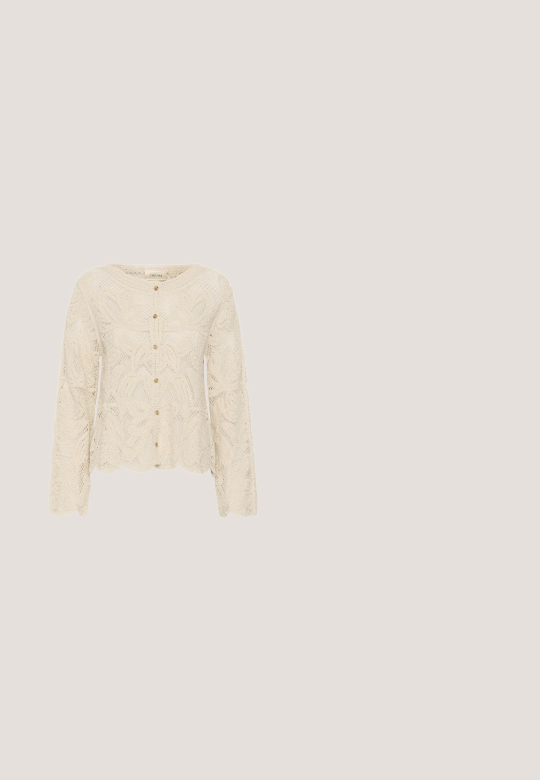 Cardigan crochet crème à manches longues avec encolure ronde, ourlet festonné et sept petits boutons sur le devant.; Camisole en coton blanc avec bretelles réglables, corsage smocké et ourlet en forme de vagues avec des découpes florales brodées.; Jupe midi blanche à volants avec panneaux alternés unis et en dentelle à œillets, avec un léger volant aux coutures.; Bottine en daim marron avec un bout pointu et un talon empilé. Texture lisse avec une fermeture à glissière sur le côté. Design et forme classiques.; Petit sac d'épaule tressé beige avec bandoulière en cuir marron réglable et détail de lien en cuir à l'avant, suspendu sur fond blanc.; Ceinture en cuir marron tressé avec boucle arrondie et ardillon doré, présentée enroulée sur un fond blanc.