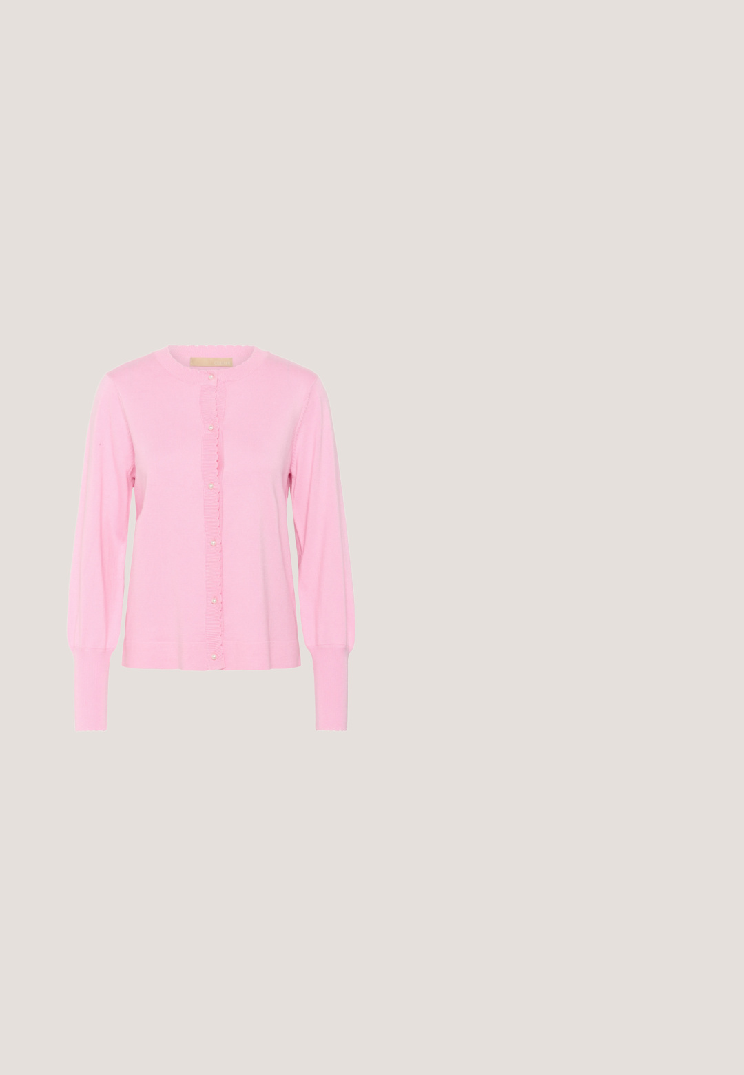 Lyserød strikket cardigan med en rund halsudskæring, bølgede kanter, lange ærmer og en knaplukning med perle-lignende knapper ned ad forsiden.; Lys pink udenærmet top med V-hals, der har en blondekant ved halsåbningen, ribbet struktur og en tætsiddende pasform.; Lyseblå højtaljede jeans med rette ben, forsideknap og lynlåslukning, forlommer og subtile falmede detaljer.; Lyserød sandal med åben tå, justerbar ankelrem, lav blokhæl og bred frontrem med velcrolukning.; Lys rosa vævet håndtaske med samlet top, der har et netdesign og en tynd skulderrem. Glat tekstur med en subtil glans.; Sølv kædehalssmykke med hvide perler, der er jævnt fordelt over længden, med et justerbart lås og forlængerkæde til størrelse.