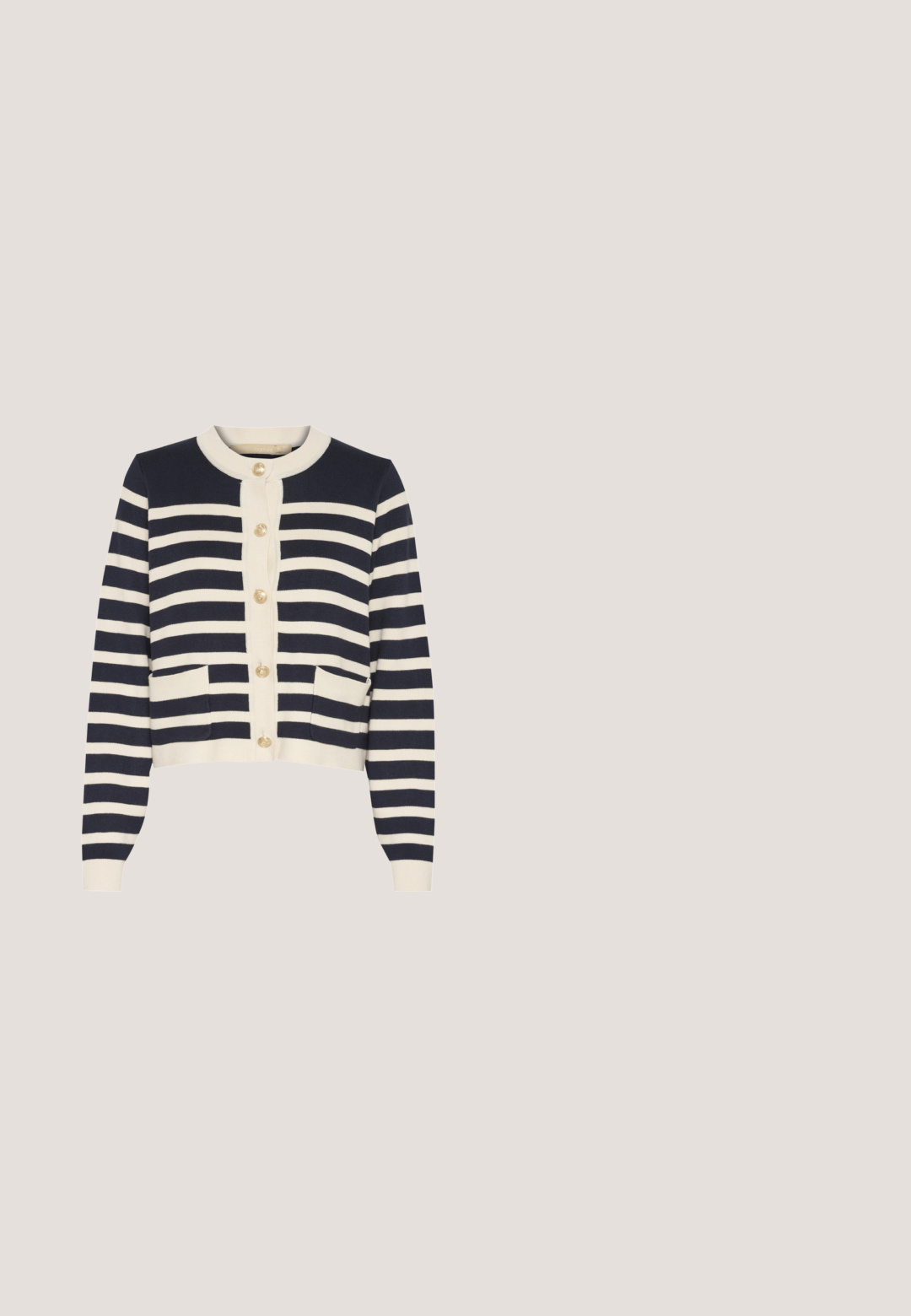 Marineblå og hvid stribet strik cardigan med rund halsudskæring, knaplukning og to forlommer. Guldknapdetaljer tilføjer præg.; Marineblå og hvidstribet kortærmet top med V-hals og kravedesign, fremstillet i tekstureret strikket stof med blødt puffede ærmer.; Mørkeblå bukser med hvide lodrette striber, vide ben, glat stof, bælteløkker og en midtersøm foran for et skræddersyet udseende.; Marineblå ruskindssneakers med hvid accent og vævet mønster, med sål i gummigummi og sorte snørebånd. Logo synligt på siden.; Hvid og navyblå tote-taske med lange håndtag, en stor frontlomme og en lille rund møntlomme fastgjort til et håndtag.; Små øreringe i guldfarve med uregelmæssigt buet design og bagpå lukning på hvid baggrund.