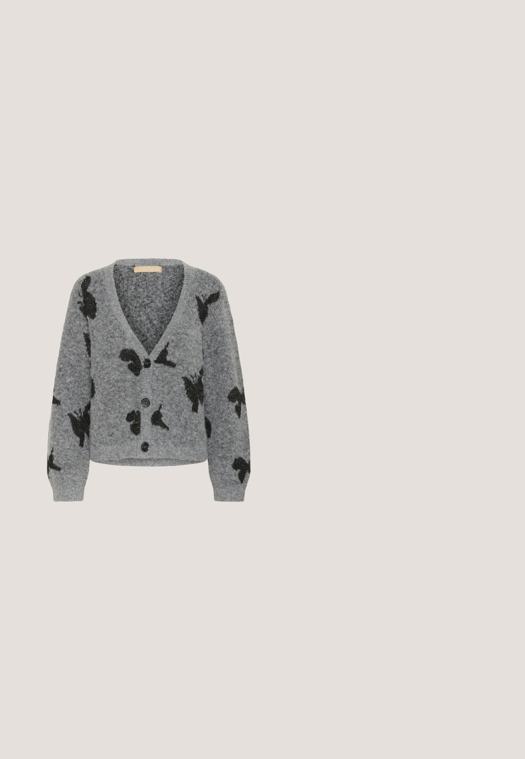 Grå strikket cardigan med V-hals, langeærmer, sorte fuglemønstre og fem sorte knapper foran. Blød tekstur.; Hvid T-shirt med korte ærmer og rund hals med et lille rødt hjerte på venstre bryst og et mærke inde i kraven.; Sort kort plisseret nederdel lavet af et glat stof. Har en elastisk talje og en flagrende silhuet, der når til midten af låret.; Sorte patenterede læder slingback-sko med spids tå, lav hæl og en dekorativ sløjfedetalje på siden. Glat tekstur hele vejen igennem.; Noella KENDRA - Skuldertasker - black; Perlearmbånd med tre gyldne hjertevedhæng med pink ædelsten. Designet inkluderer glatte runde perler og en delikat guldkæde.