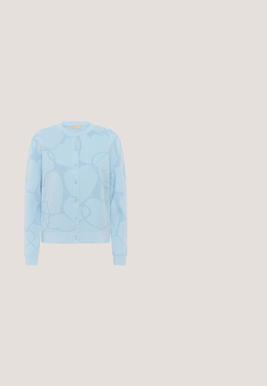 Hellblauer Cardigan aus strukturiertem Material mit einem subtilen Muster. Er hat einen Rundhalsausschnitt und eine knopfzusammengeregte Vorderseite mit passenden Knöpfen.; Hellblaues, geripptes Tanktop mit Spitzenbesatz am Ausschnitt und an den Armlöchern. Figurbetonte Form, weiche Textur und ärmelloses Design.; Grau-weiße gestreifte, weit geschnittene Hose mit elastischem Bund und Kordelzug. Leichtes Material mit lässiger Passform.; Hellblauer flacher Freizeitschuh mit weißen Schnürsenkeln, weißer Fersenlasche und brauner strukturierter Sohle, von der Seite auf weißem Hintergrund gesehen.; Hellblaue Wildleder-Handtasche mit langen Schulterriemen, rechteckiger Form und Reißverschluss, vorne mittig mit dem Markennamen "Liebeskind Berlin" versehen.; Zartes Armband mit kleinen dunkelblauen Perlen und goldenen runden Abstandshaltern, mit einem goldenen Karabinerverschluss und verstellbarer Kette mit Anhänger.