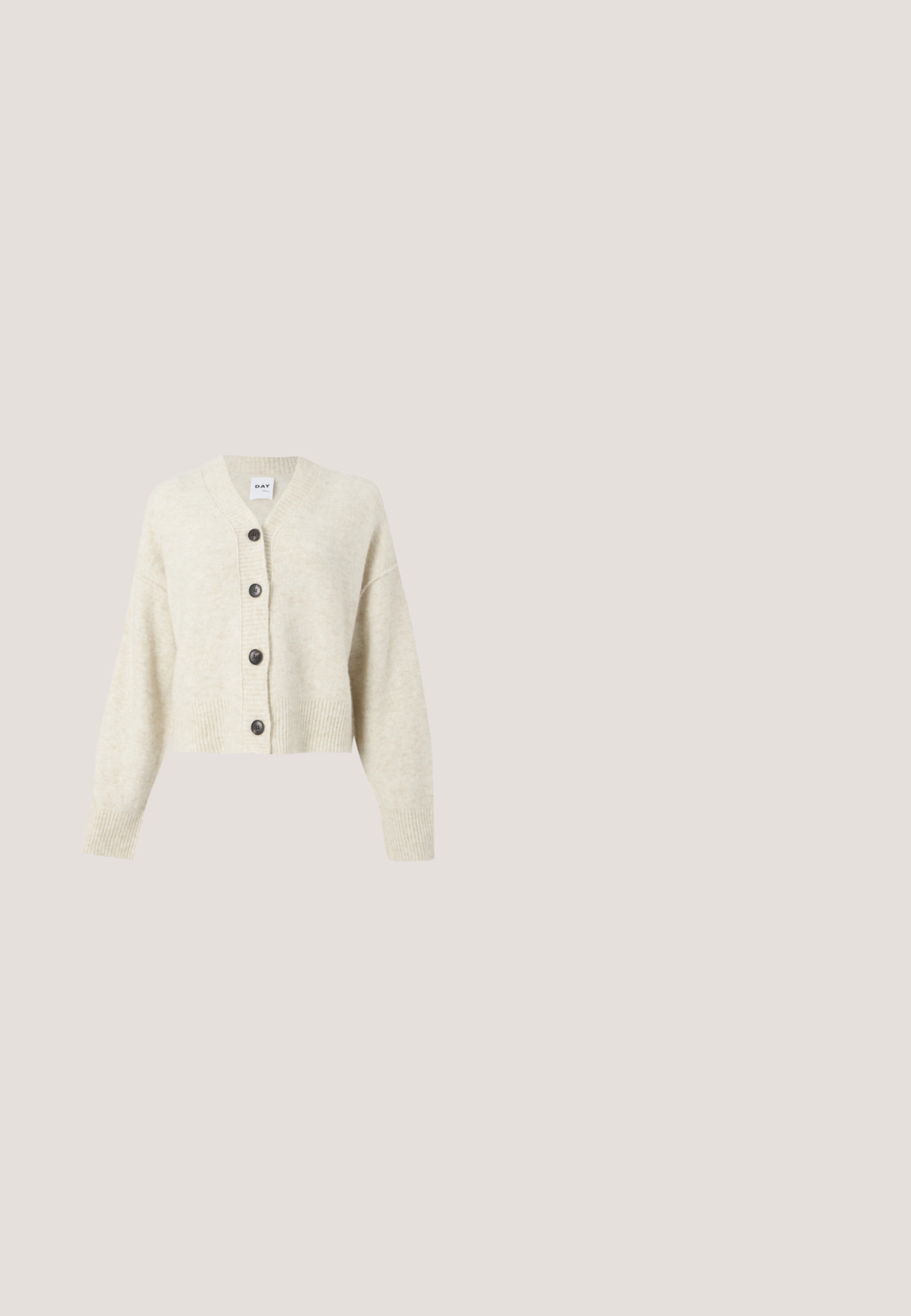 Licht beige gebreide cardigan met een V-hals, vijf donkere knopen, geribbelde boorden en zoom. Zachte textuur en cropped ontwerp.; Wit aansluitend T-shirt met korte mouwen, ronde halslijn en rood merklabel binnenin de kraag.; Zwarte corduroy wijde pijpen broek met een hoge taille, voorzien van twee zakken aan de voorkant en subtiele verticale ribbelstructuur.; Zwarte platte leren schoen met puntige neus en lage hak, zijaanzicht tegen een witte achtergrond.; Kleine handtas in crèmekleur met een gebogen vorm en gevlochten kettinghengsel in goudkleur, ritssluiting aan de bovenkant; Gouden creolen met een gestructureerd oppervlak en een gepolijste afwerking. Ontworpen in een ronde vorm met een veilige post-sluiting.