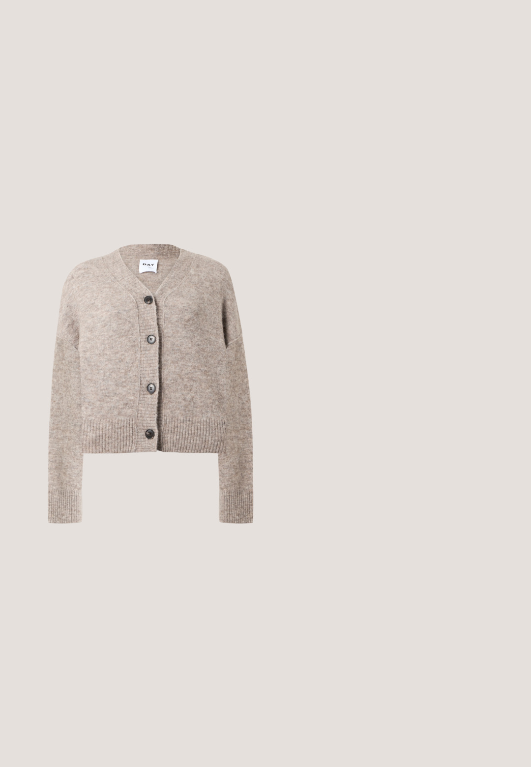 Cardigan en tricot beige avec un col en V, un ourlet côtelé et des manches longues. Doté de cinq boutons noirs sur le devant. Tissu doux et texturé.; Top tricoté marron sans manches avec col haut et ourlet côtelé, présenté sur un fond clair uni.; Pantalons droits marron en tissu mélangé de coton. Comprend des passants de ceinture, une poche avant et une texture lisse sans motifs.; Chaussure plate en cuir verni bordeaux avec un bout pointu et une sangle décorative sur le cou-de-pied. Présente un petit talon noir.; Petit sac à bandoulière en cuir marron foncé brillant avec bandoulière réglable, poignée supérieure et fermeture éclair dorée.; Paire de boucles d'oreilles créoles en bouclettes dorées brillantes sur fond blanc uni, présentant un design torsadé entrelacé.