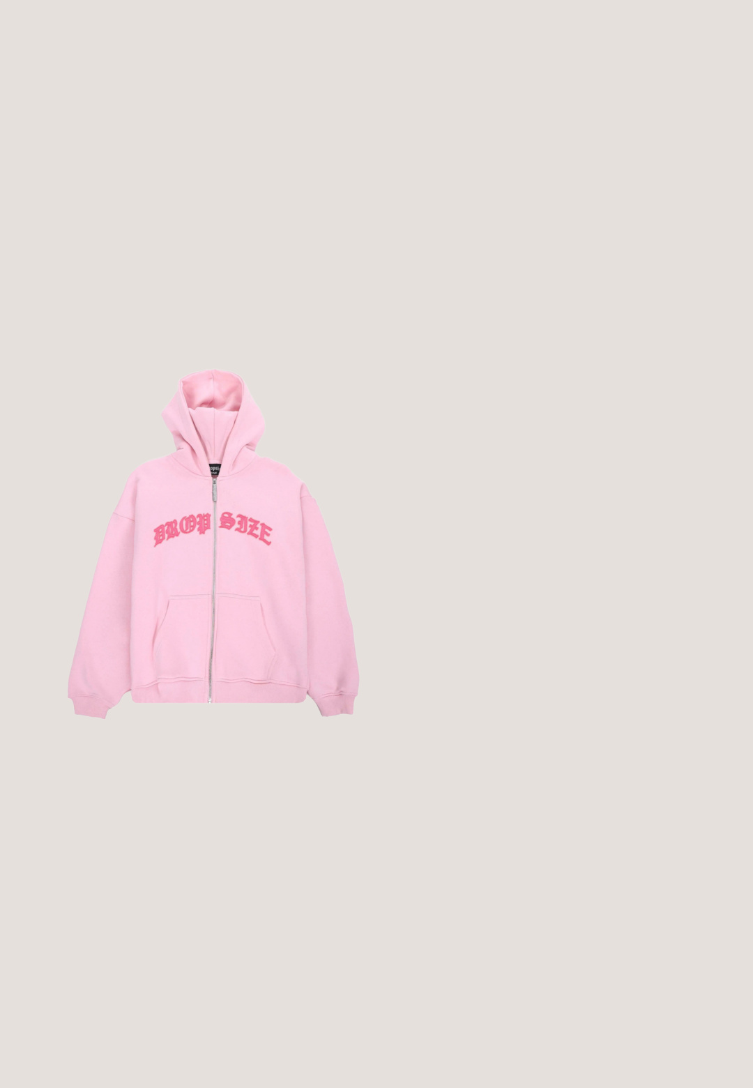Dropsize LOGO ZIP - Sweat à capuche - pink; Top court corail en tissu lisse et extensible, avec un col rond et le texte imprimé en noir "9N1M SENSE." sur le devant.; Short de sport en satin rose avec bordure rouge et blanche, cordon blanc et texte rouge indiquant « True Religion », « est. 2002 » et « Fashion for the Senses ».; Baskets blanches et rose pâle avec un dessus en maille et synthétique, semelle texturée épaisse, bout rond et lacets et accents contrastés.; Sac à épaule rose en tissu doux, avec un design arrondi et sculptural, équipé de quincaillerie argentée et d'une bandoulière réglable.; Charms en sucre en forme de cœur colorés en rose et vert avec du texte, accentués de maillons dorés et de cristaux transparents, ajustables avec un fermoir en forme de cœur.