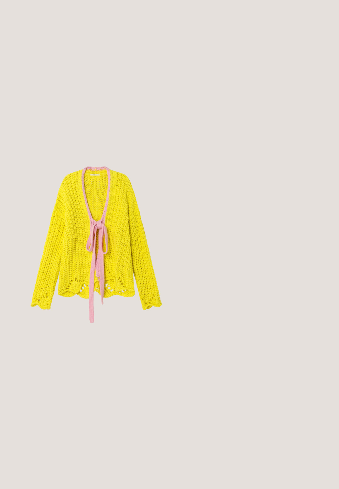 Gul chunky strikket cardigan med lange ærmer, pink bindebånd ved V-hals og bølget kantdetalje.; Gul ærmeløs tanktop med blå tekst centreret på brystet, der lyder "ASK ME IF I CARE" mellem to blå stjerner.; Lys gule ternede brede bukser med snor i taljen, der har to cargo-lommer på siderne og et blødt, tekstureret stof.; Gul gummistøvle med en glat overflade, justerbar spænde, og tekstureret sål for bedre greb. Høj design, rund tå, og sømløs krop.; Gul vævet tote taske med rektangulær form. Har to solide håndtag og en tekstureret overflade, ideel til afslappede udflugter eller indkøb.; Kraftig ring med hvid base, lysegrønne striber og forskellige blå, grønne og lilla ædelstensudsmykninger.