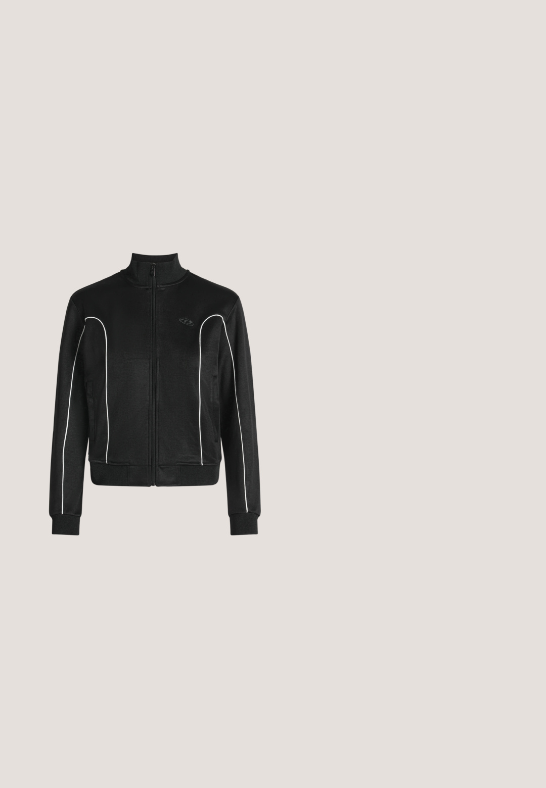 Schwarze Reißverschlussjacke mit hohem Kragen, weißen Paspelierungen entlang der Ärmel und Seiten, gerippten Bündchen und Saum sowie kleinem Logo auf der linken Brust.; Graues Kurzarmshirt aus geribbeltem Stoff. Hat einen runden Ausschnitt und ein tailliertes Design mit sauberen Kanten und minimalen Details.; Schwarzer Lederrock mit ausgestelltem Design in mittlerer Länge, der eine glatte Textur und dezente Nahtdetails am Saum aufweist.; Schwarzer Keilabsatz aus lackiertem Leder mit Slingback, spitz zulaufender Zehenpartie und schmalem verstellbarem Knöchelriemchen mit Schnalle.; Schwarze glänzende quadratische Lederhandtasche mit langen Riemen, goldfarbenen Metallringen, Reißverschluss und kleinem goldfarbenem Logo auf der Vorderseite.; Paar silberfarbene Metallohrringe in Form des kantigen Buchstabens M mit abgerundeten Stegen auf weißem Hintergrund.