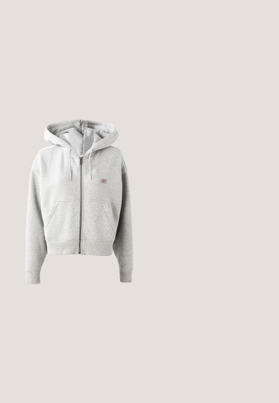 Haut à capuche grise zippé avec une poche frontale, une capuche réglable par cordon, des poignets côtelés, et un petit logo sur la poitrine. Matière en mélange de coton.; T-shirt bleu marine à manches courtes avec texte blanc « NIKE Team Athletics Team Champions Club » sur le devant.; Shorts de sport gris clair avec des panneaux latéraux blancs, une taille élastique et un cordon noir, présentés sur un fond uni.; Baskets de sport blanches et roses avec des panneaux en mesh, un swoosh Nike rose, et une semelle épaisse violet foncé avec amorti à air visible.; Sac fourre-tout en tissu matelassé bleu avec deux poignées, de forme rectangulaire large, doté d'une poche avant et d'un détail logo sur le côté.; Bracelet jonc en argent élégant avec un design lisse et légèrement incurvé, ouvert aux extrémités pour s'adapter au poignet.