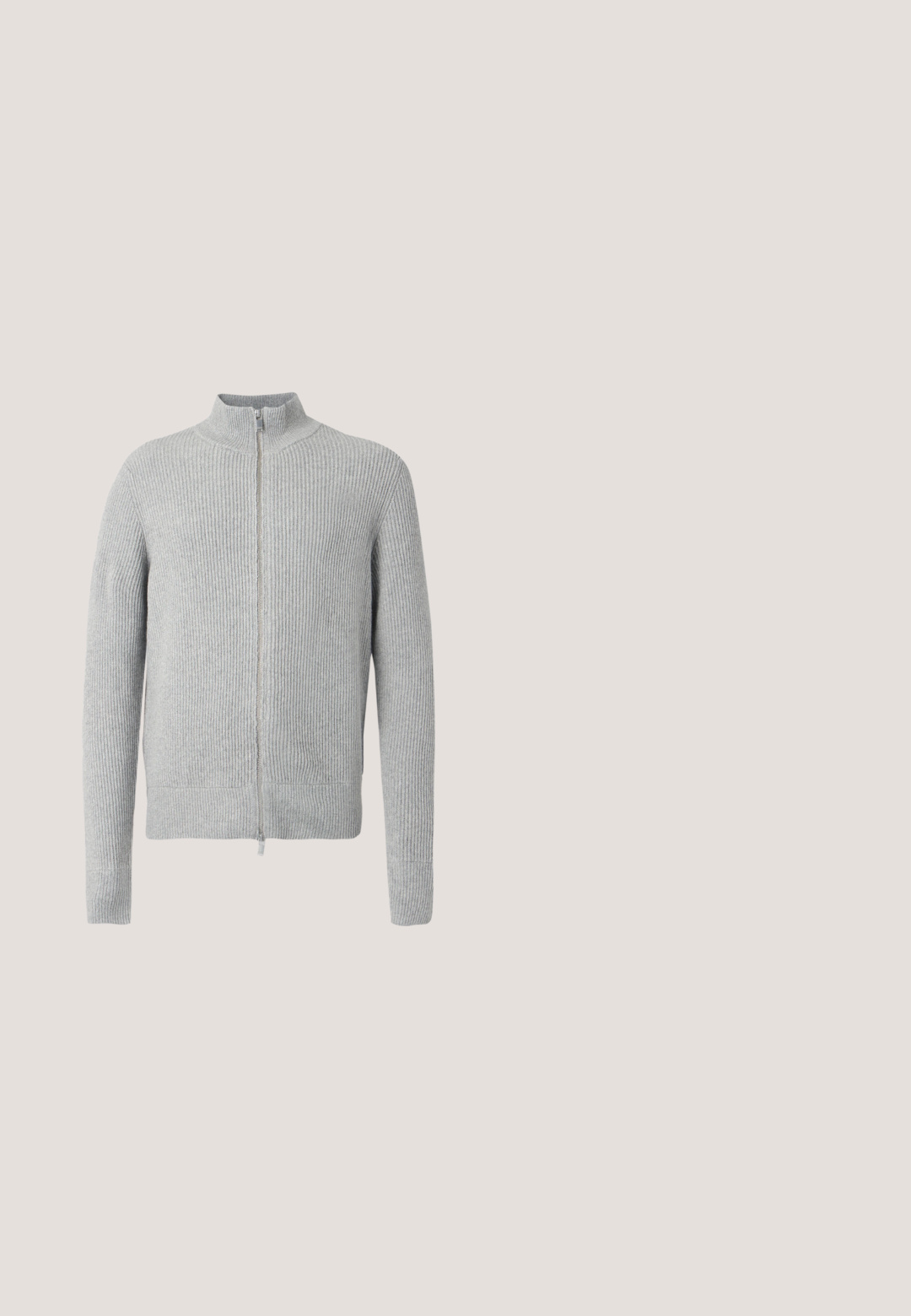 Grauer, gerippter Reißverschluss-Pullover mit hohem Kragen, langen Ärmeln und figurbetontem Design. Hergestellt aus weichem Strickmaterial mit strukturierten Akzenten.; Schwarze gepolsterte ärmellose Weste mit Stehkragen, Fronttaschen mit Knöpfen und einem kleinen roten Etikett mit der Aufschrift "HUGO" auf der Brust.; Schwarzes Baumwoll-T-Shirt mit einem kleinen rechteckigen Logo in Verlauf von Schwarz zu Rot auf der Brust. Kurze Ärmel und Rundhalsausschnitt.; Schwarze Jeans aus Denim mit geradem Bein, ausgestattet mit Fronttaschen, einem Knopfverschluss und dezenten Verwaschungen im Stoff.; Schwarzer Sportschuh mit einer Mischung aus glatten und strukturierten Materialien, runder Zehenform, Schnürdesign und dezentem Branding an der Seite.; Schwarze, strukturierte Leder-Crossbody-Tasche mit vorderer Reißverschlusstasche und verstellbarem breitem Stoff-Schulterriemen auf weißem Hintergrund.