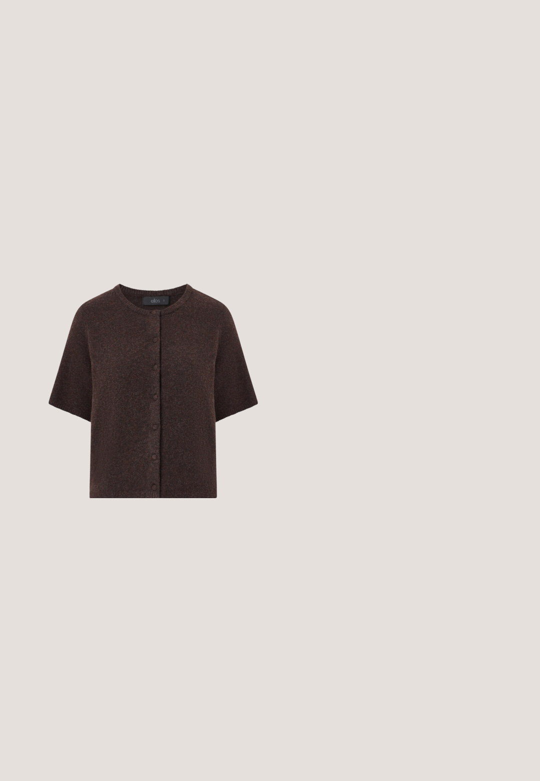 Dunkelbrauner Kurzarm-Cardigan mit rundem Ausschnitt und vorderer Knopfverschluss, aus weichem, strukturiertem Stoff.; Dunkelbraunes Strickoberteil mit kurzen Ärmeln und wellenförmigen Abschlüssen an Ärmeln, Ausschnitt und Saum.; Braune weit geschnittene Hosen mit glatter Textur, die einen strukturierten Taillenbund und subtile Falten auf der Vorderseite aufweisen.; Braune Leder-Slingback-Pumpe mit spitzer Spitze, dünnem Riemen über dem Fuß und mittelhohem, gebogenem Absatz.; Kleine dunkelbraune Lederhandtasche mit zwei kurzen Griffen, einem langen Riemen und Reißverschlüssen auf schlichtem weißen Hintergrund.; Roter glanzender Ring mit gedrehter Gestaltung und kreisförmigem Ausschnitt. Glatte Textur mit metallischem Glanz, auf einem vergoldeten Band gesetzt.