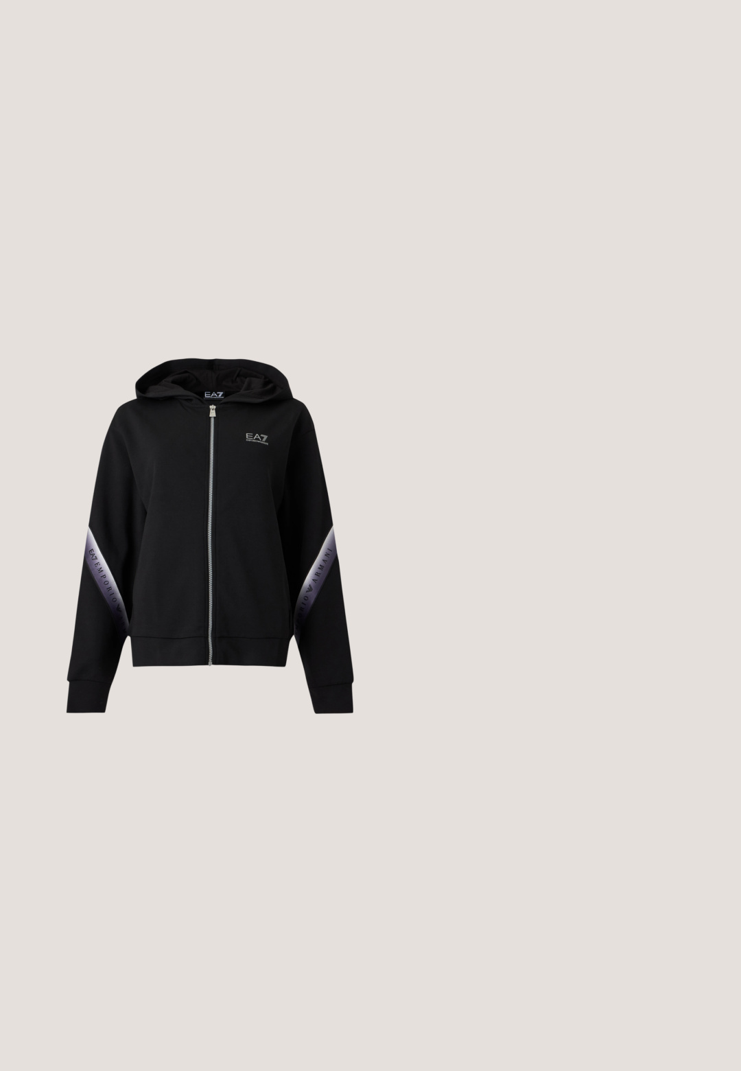 Musta vetoketjullinen huppari, jossa hopeinen vetoketju ja kauluksissa hopeiset EA7 Emporio Armani -merkkiset raidat.; Musta lyhythihainen cropped t-paita, pyöreä kaulus ja suuri kiiltäviä "ARMANI" tekstejä edessä.; Mustat leggingsit, jotka on valmistettu joustavasta kankaasta, korkean vyötärön omaavat ja joissa on pieni painettu logo yhdellä lahkeella. Sileä pinta, vartalonmyötäinen malli.; Musta nahkakengät, joissa on teksturoitu pinta, pyöreä kärki, kuusi mustaa silmukkaa ja valkoinen kumipohja, jossa on uurteita.; Musta Emporio Armani Milano -nahkalaukku, jossa on kaksi pitkää kahvaa ja ylhäällä vetoketjullinen suljenta valkoisella taustalla.; Pari hopeanvärisiä metallikorvakoruja, jotka on muotoiltu kulmikkaiksi M-kirjaimiksi ja joissa on pyöristetyt tapit valkoisella taustalla.