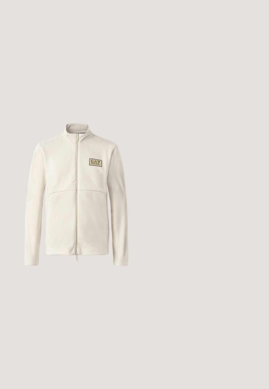 Chaqueta de forro polar beige claro con cremallera y cuello alto, que presenta un pequeño logo negro y dorado de EA7 en el pecho y dos bolsillos frontales.; Camiseta de algodón blanca con un gran logo metálico dorado "EA7" y el texto "EMPORIO ARMANI" debajo, con mangas cortas y cuello redondo.; Pantalones deportivos de un color beige claro con cinturilla elástica y puños elásticos. Presenta un logo negro impreso en la pierna izquierda. Textura de tela suave.; Zapatilla baja en blanco y beige con cordones, suela negra y la marca "Armani Exchange" en el lateral y la suela.; Gafas de sol rectangulares negras con lentes oscuras y un pequeño logo en las patillas, exhibidas sobre un fondo claro.; Bolso de hombro negro de nailon con una correa de contraste, forma rectangular elegante, detalle del logo y un bolsillo con cremallera en la parte frontal.