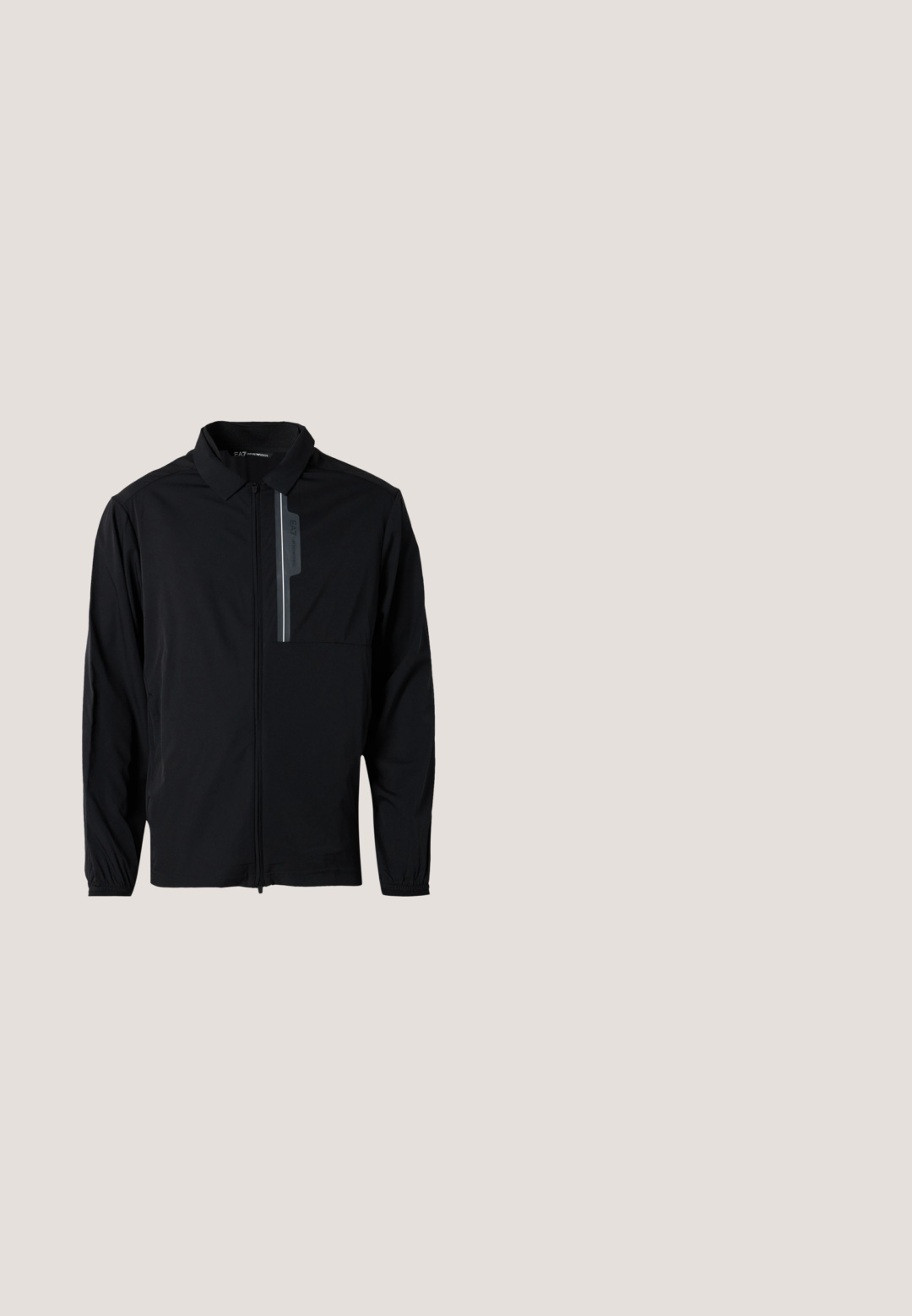 Sort letvægtsjakke med lynlås fortil, krave, elastiske manchetter og en brystlomme med et reflekterende element. Glat tekstur og afslappet design.; Lyseblå T-shirt med korte ærmer og rund halsudskæring med en lille præget logo nær bunden, vist på en hvid baggrund.; Lyseblå falmede jeansshorts med sidelomme og løkke-detalje, bæltestropper og knaplukning i taljen.; Hvid sneaker med tekstureret læder og glatte accenter. Har en perforeret tåboks, flade snørebånd og et præget "#XR330" på siden.; Sorte metal solbriller med gråtonede linser, buet design, justerbare næsepuder og logo på siden af de mørke stænger.; Mørkeblå cylindrisk duffelbag med sorte håndtag og en brun justerbar skulderrem med subtile gentagne logoer.