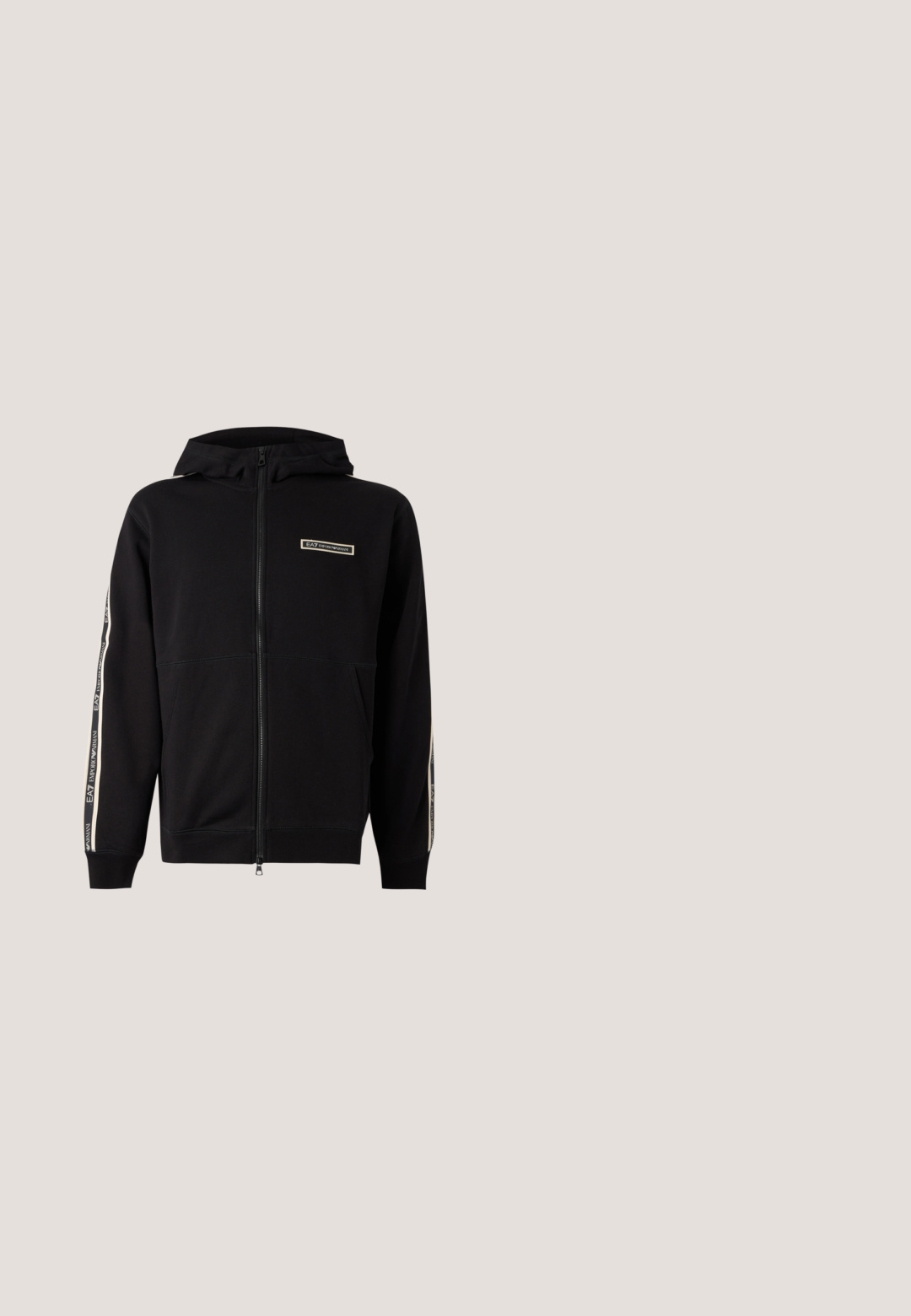 Musta vetoketjullinen huppari, jossa pitkät hihat, etutaskut ja EA7 Emporio Armani -logo rinnassa ja hihojen raidoissa.; Laventelinsävyinen lyhythihainen pyöreäkauluksinen t-paita, jossa "Versace Jeans Couture" -logo vasemmassa yläselässä.; Valkoiset urheiluhousut, joissa on mustat sivupainatukset, joustava vyötärö ja hihnat; vasemmassa reidessä Adidas-logo. Suora kangastyyppi.; Valkoiset urheilusandaalit, joissa on verkkopaneelit, tekstuuriset pinnat, mustat yksityiskohdat ja paksu pohja. Sisältää brändin nimen "ICEBERG" ja vuoden "1974."; Mustat aurinkolasit, joissa on kaareva kehys ja tummat linssit. Ominaisuuksiin kuuluu matta pinta ja brändinimi "ARNETTE" sivussa.; Musta viestilaukku, jossa on tyylikäs, sileä pinta, säädettävä olkahihna ja pieni irrotettava pussi, jossa on geometrinen kuvio.