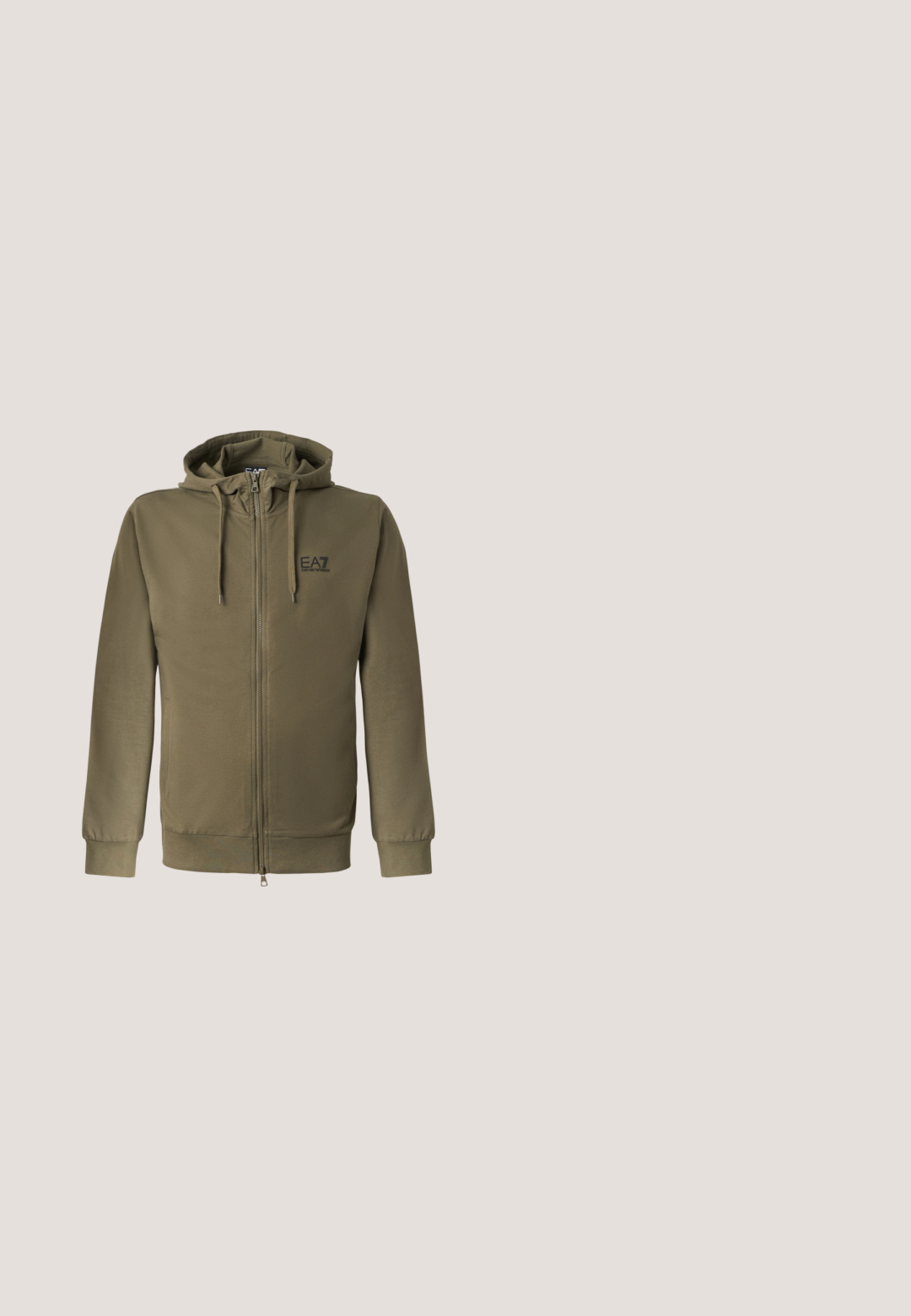 Sweat à capuche zippé vert olive avec cordons et petit logo EA7 sur la poitrine gauche, présenté sur un fond uni.; Gilet matelassé vert olive avec un col montant, une fermeture éclair devant et deux poches zippées. Présente des accents blancs et un logo sur la poitrine.; T-shirt en coton noir avec un col en V et des manches courtes. Présente un logo EA7 blanc sur la poitrine gauche. Texture lisse, coupe standard.; Pantalon de survêtement blanc en tissu doux, arborant des logos imprimés noirs "EA7" et "Emporio Armani" le long de la jambe gauche, avec une taille élastique et des poignets.; Baskets blanches EA7 Emporio Armani à lacets, avec des accents gris et une semelle épaisse texturée.; Sac bandoulière noir avec sangle réglable et petit emblème logo argenté sur le rabat avant, présenté sur un fond clair uni.