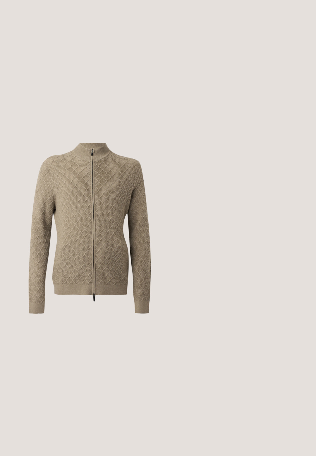 Pull beige zippé avec motif tricot texturé en forme de losange, manches longues et col montant, présenté sur un fond uni.; Chemise beige à manches longues boutonnée avec col pointu, présentée à plat sur fond blanc.; Jean en denim bleu clair à coupe droite, doté d'un design à cinq poches, de passants pour ceinture et d'une braguette zippée avec une fermeture par bouton en métal.; Hereu SALER NAUTIC - Chaussures bateau - dark brown; Mallette en cuir marron foncé avec double poignées et bandoulière amovible, forme rectangulaire, texture lisse et poche avant.; Ceinture en cuir marron foncé roulée avec une boucle rectangulaire argentée sur fond blanc.